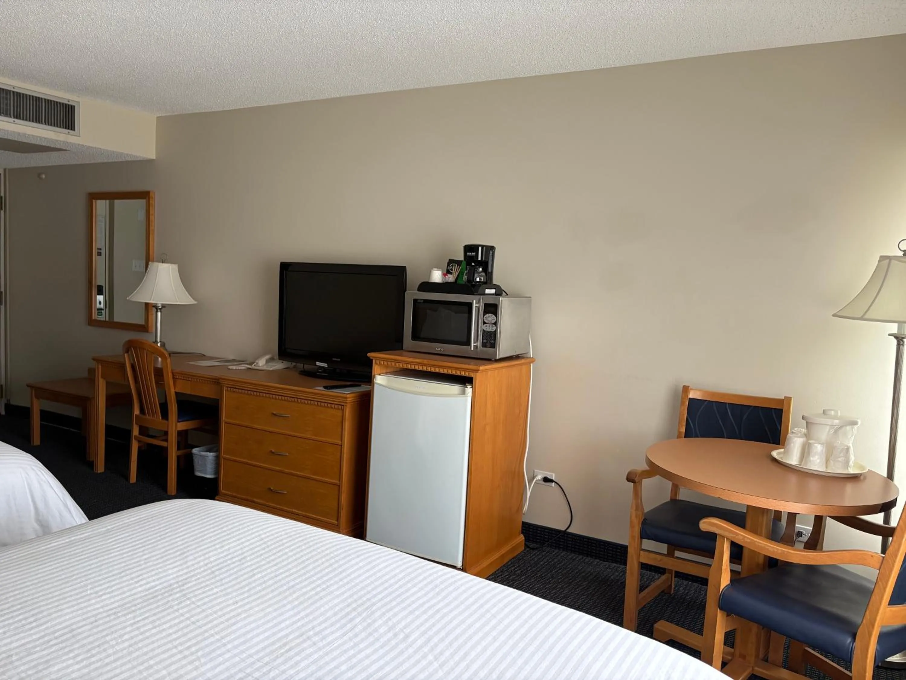 Restaurant/places to eat, Bed in Westlock Inn & Conference Centre