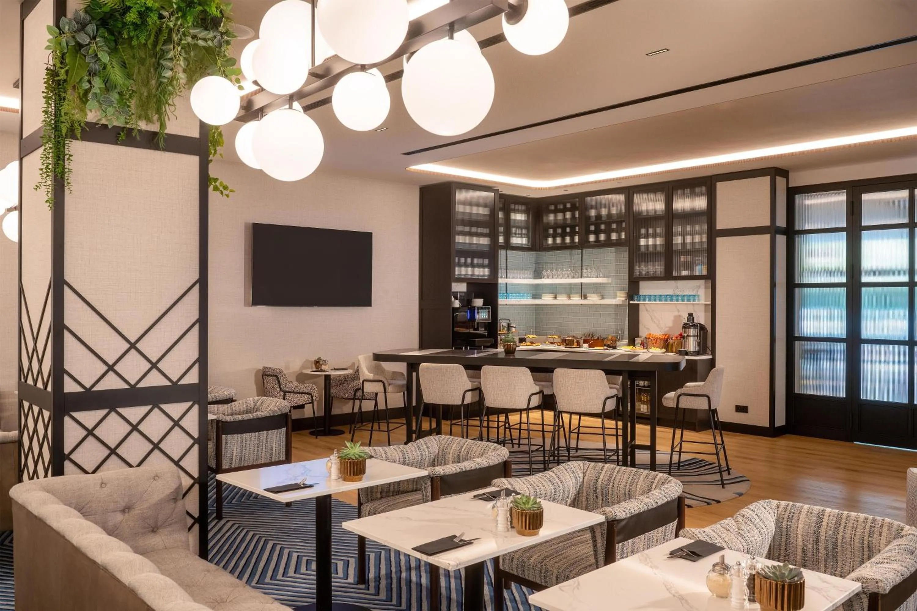 Dining area in DoubleTree by Hilton Berlin Ku'damm