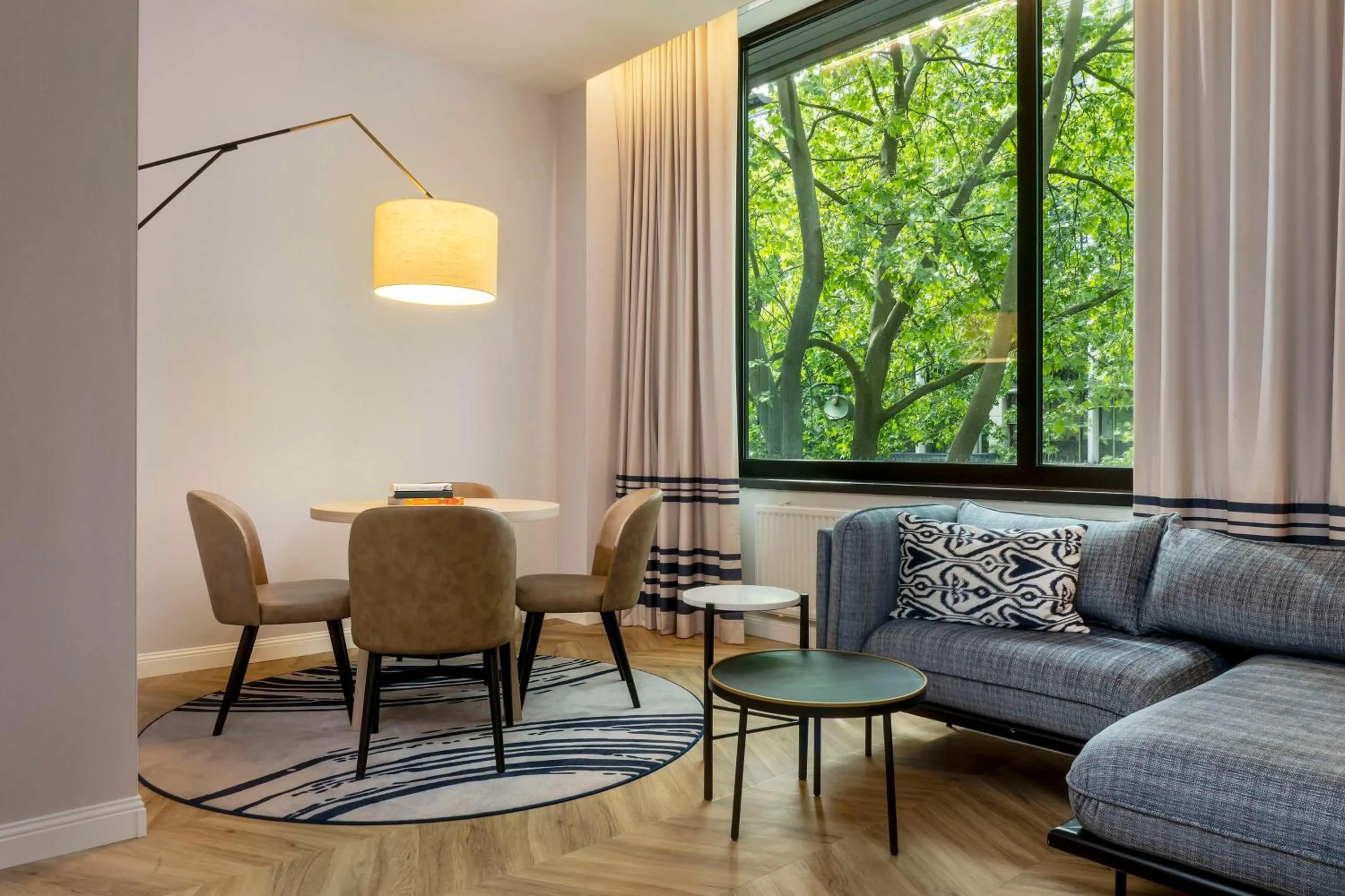 Living room in DoubleTree by Hilton Berlin Ku'damm