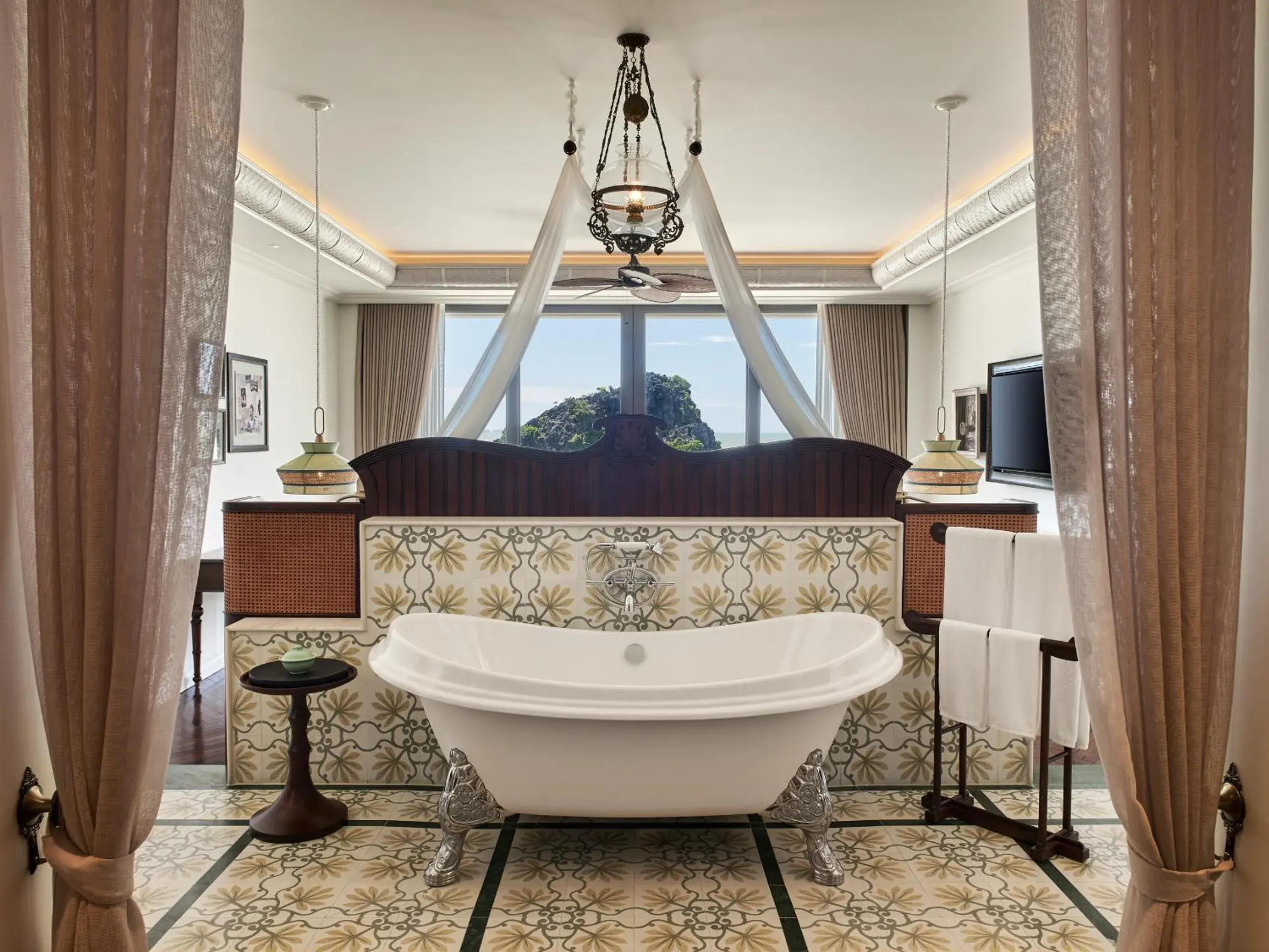 Deluxe King Room with Balcony in Hôtel Perle d'Orient Cat Ba - MGallery Deluxe King Room with Balcony in Hôtel Perle d'Orient Cat Ba - MGallery