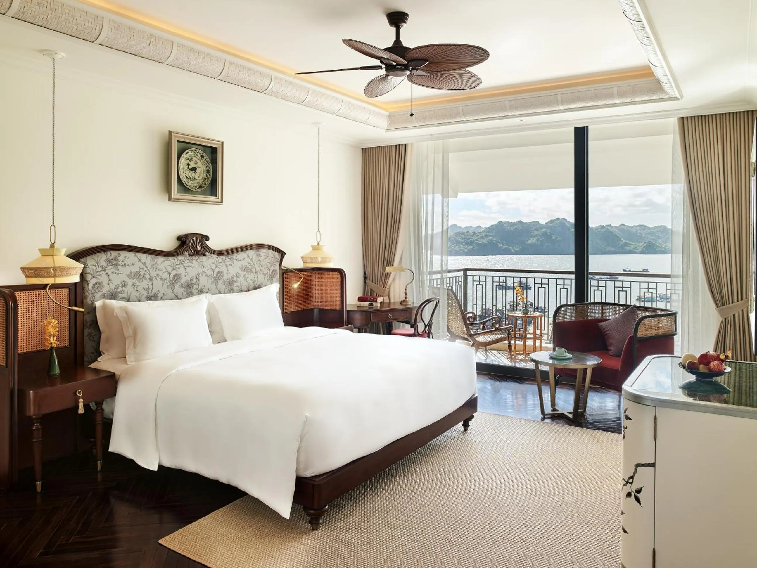 Sea view, Bed in Hôtel Perle d'Orient Cat Ba - MGallery