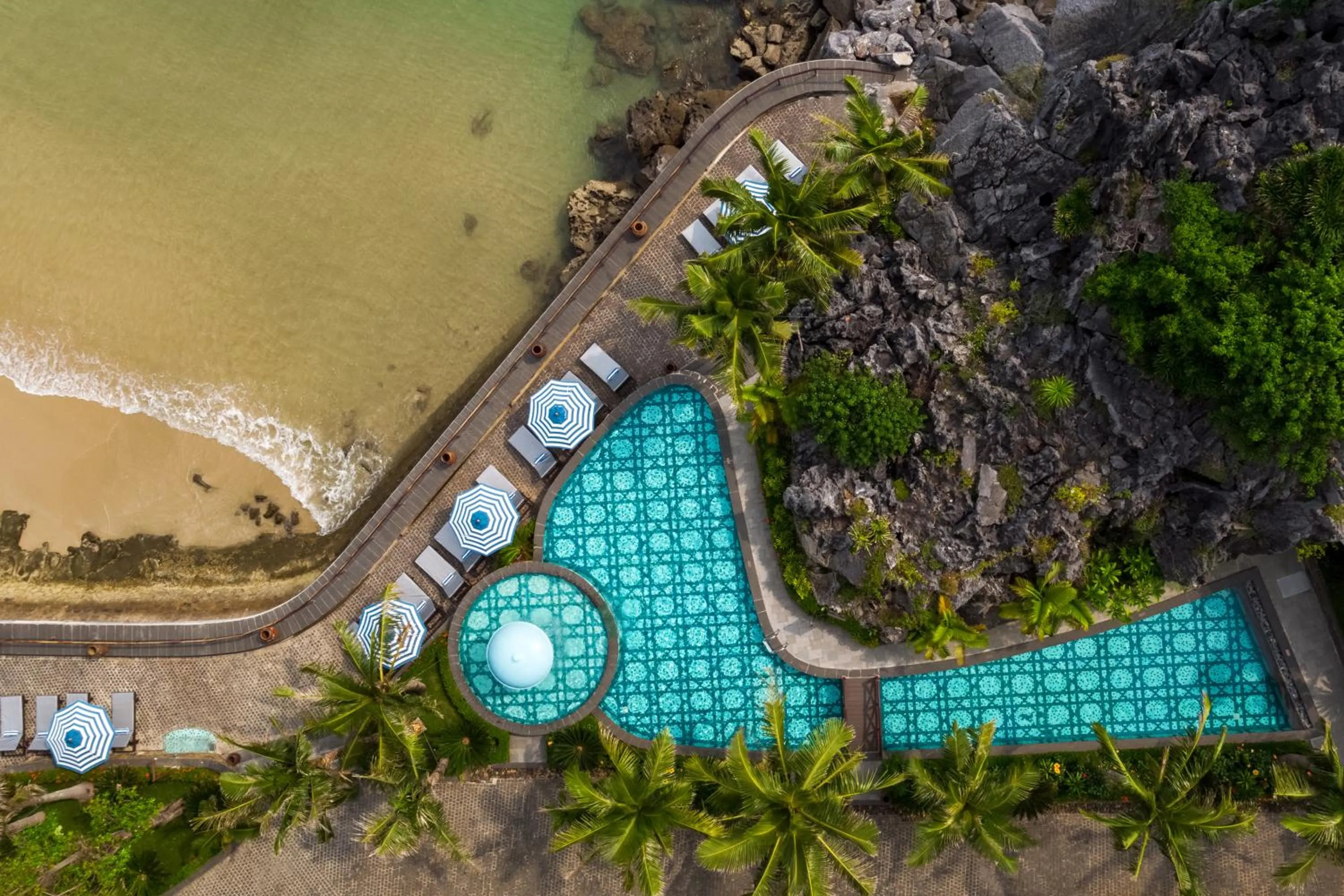 Pool view in Hôtel Perle d'Orient Cat Ba - MGallery