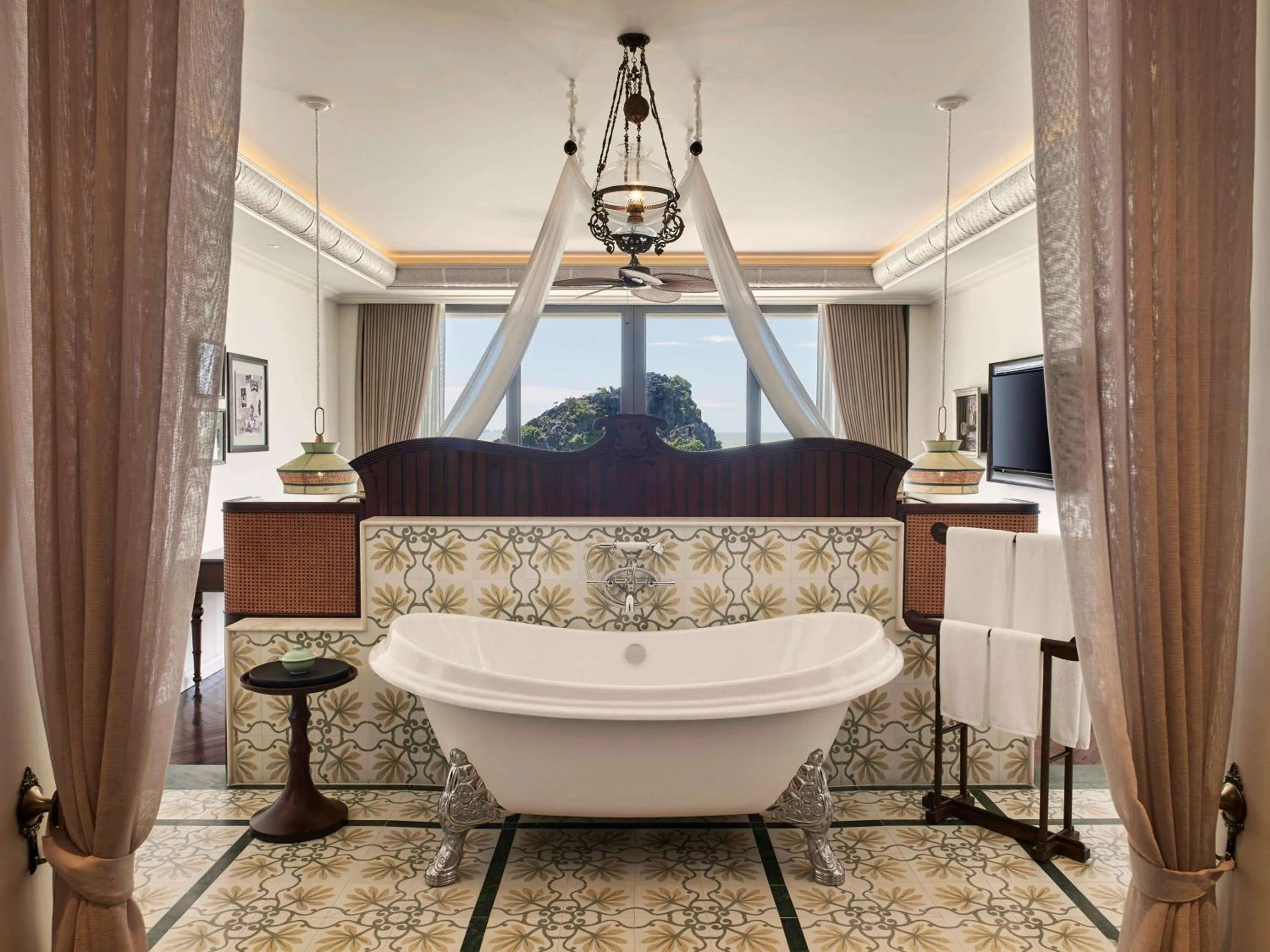 Bathroom in Hôtel Perle d'Orient Cat Ba - MGallery