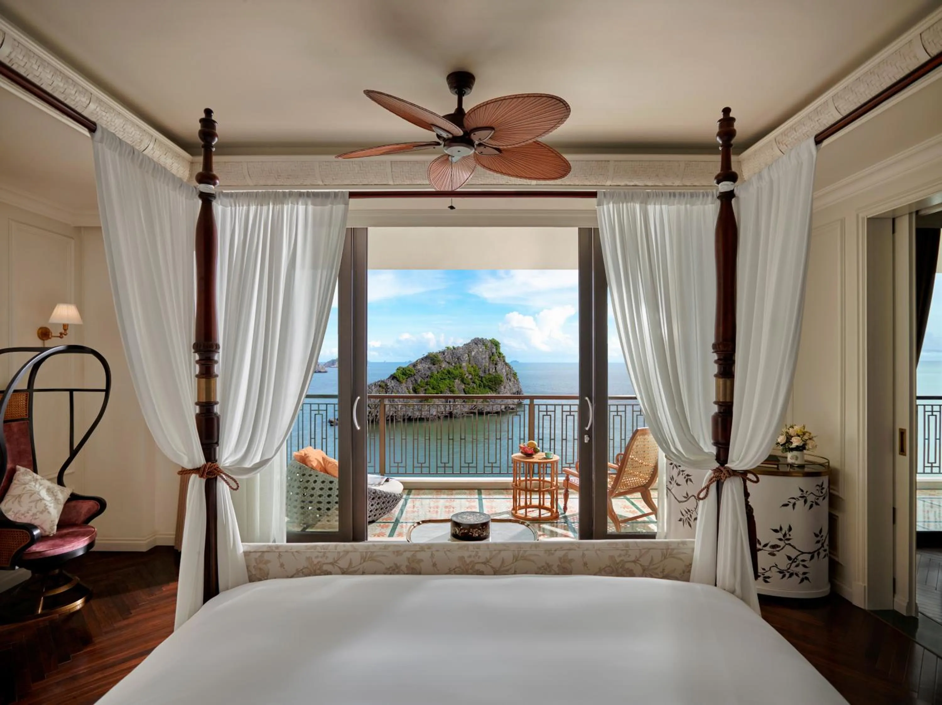 Bedroom, Bed in Hôtel Perle d'Orient Cat Ba - MGallery