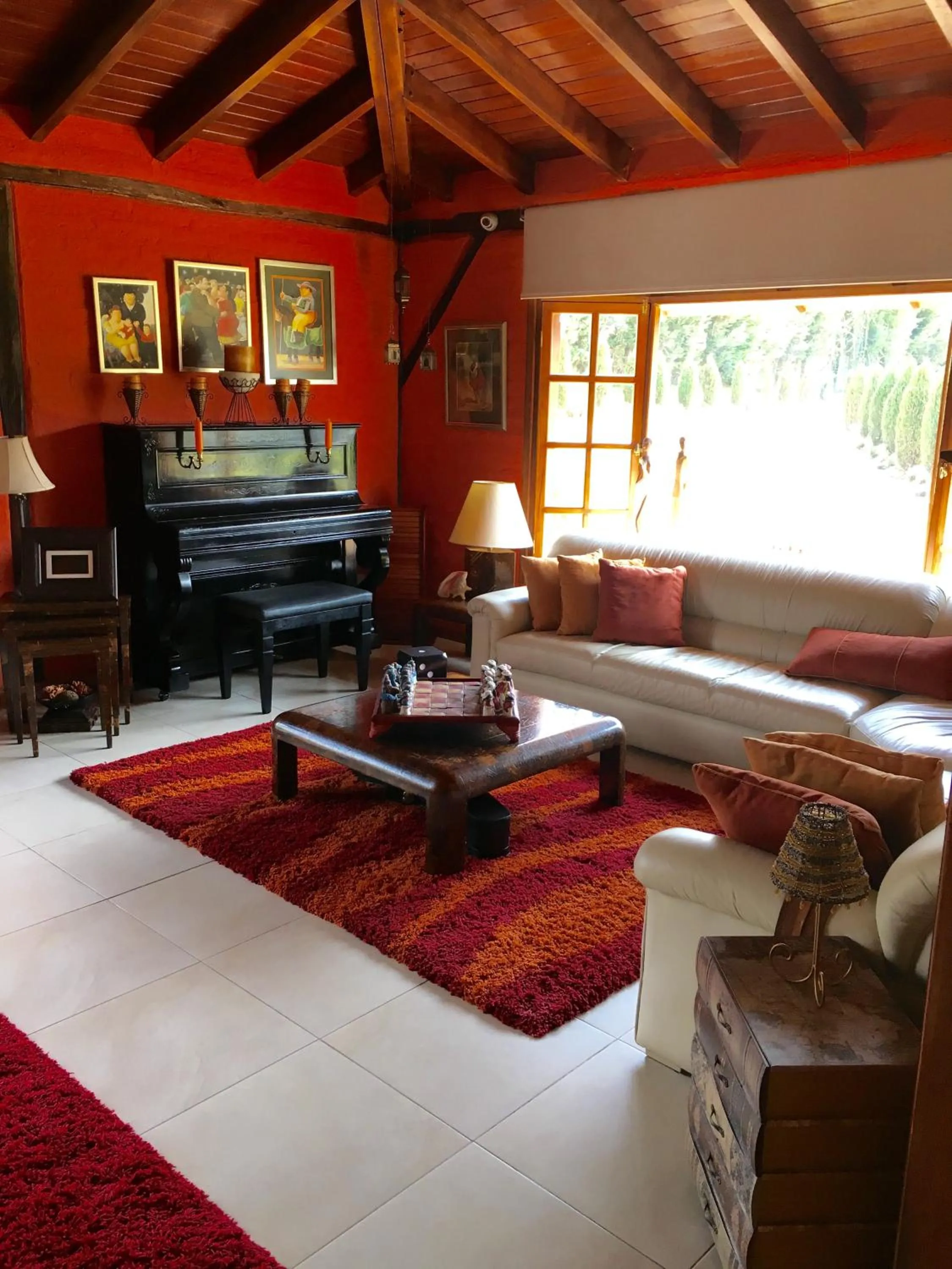 Communal lounge/ TV room in Casa d'Campo Tababela Hotel Boutique