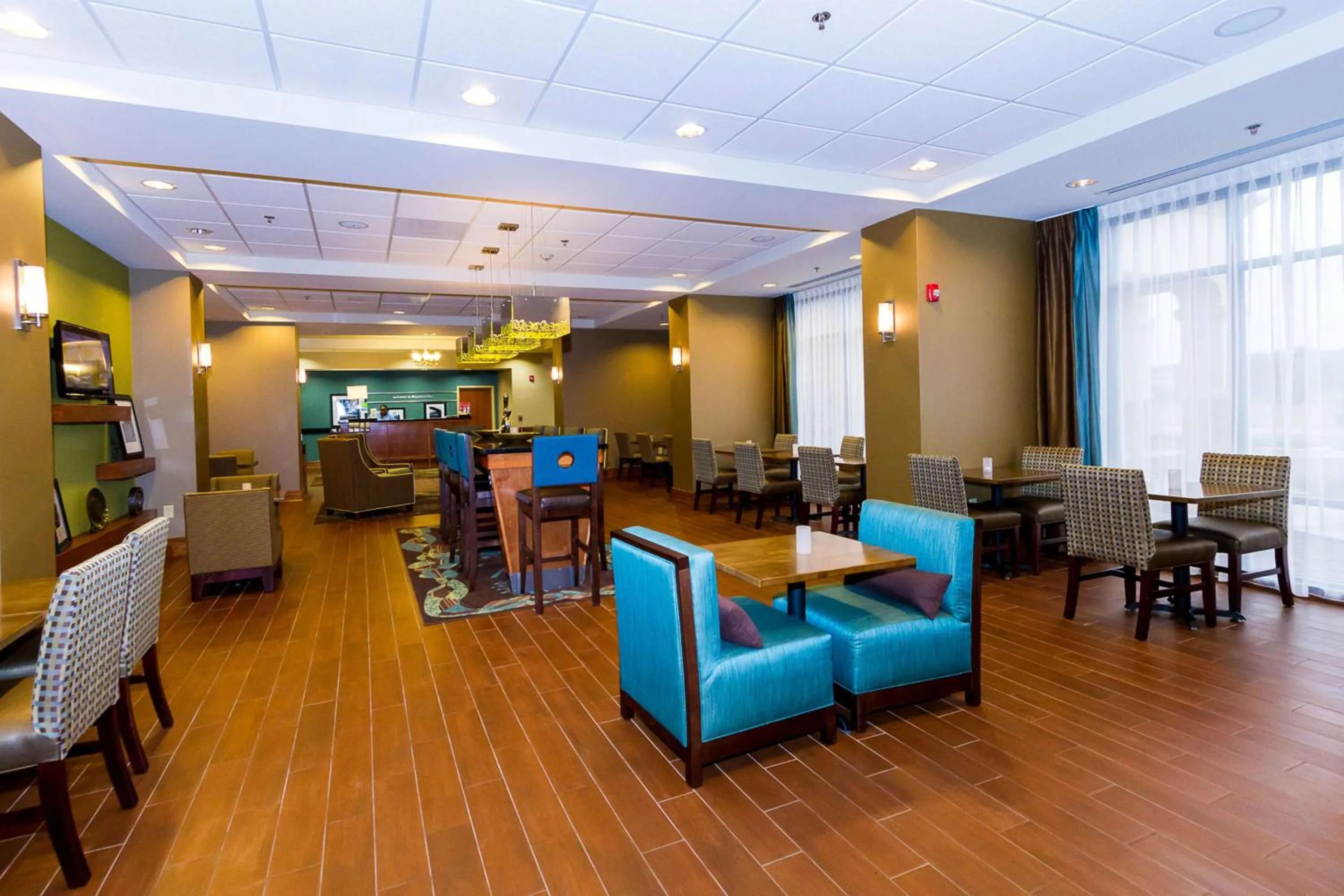 Dining area in Hampton Inn Fayetteville