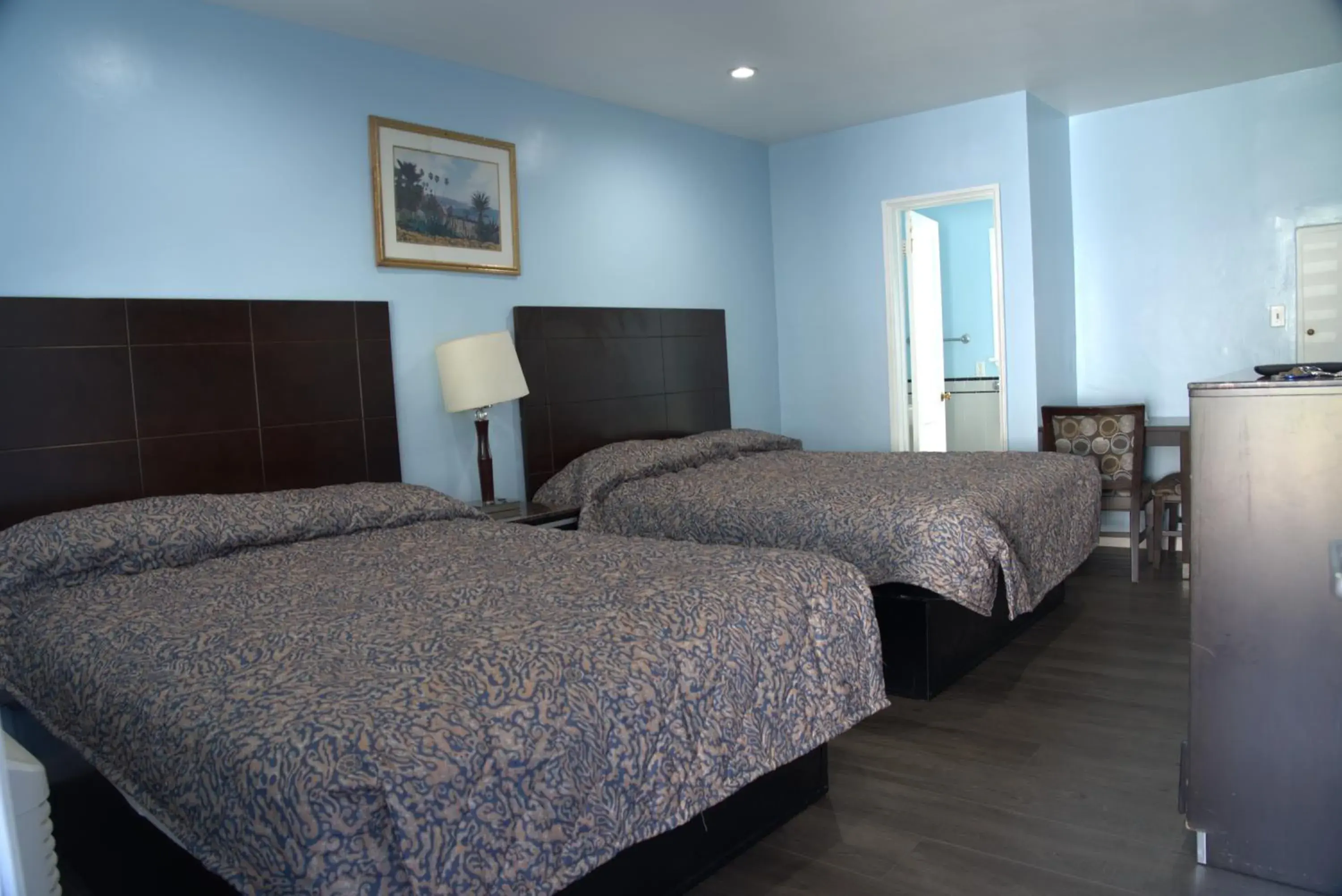 Queen Room with Two Queen Beds in Mt. Gleason Motorlodge Queen Room with Two Queen Beds in Mt. Gleason Motorlodge