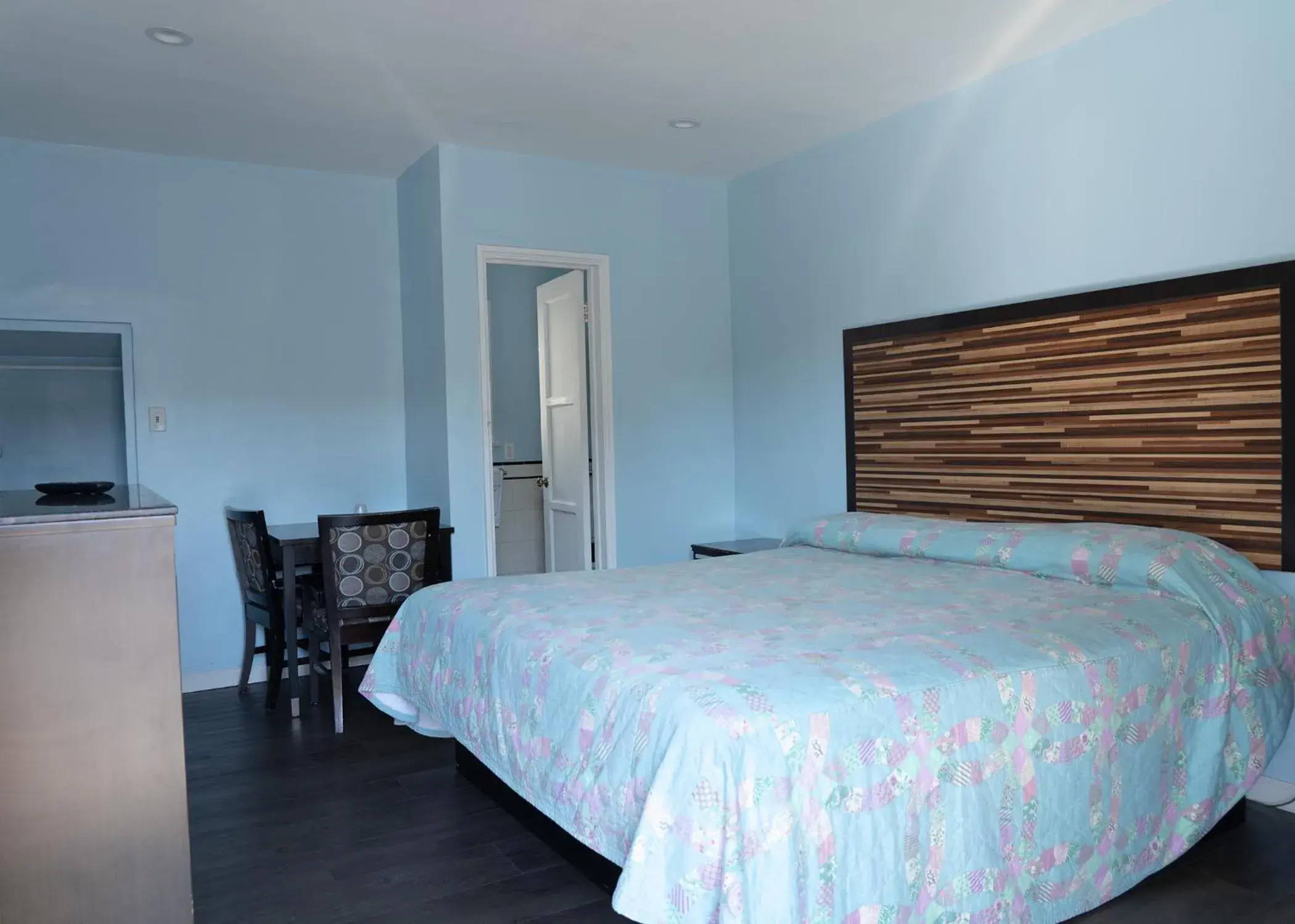 King Room in Mt. Gleason Motorlodge King Room in Mt. Gleason Motorlodge