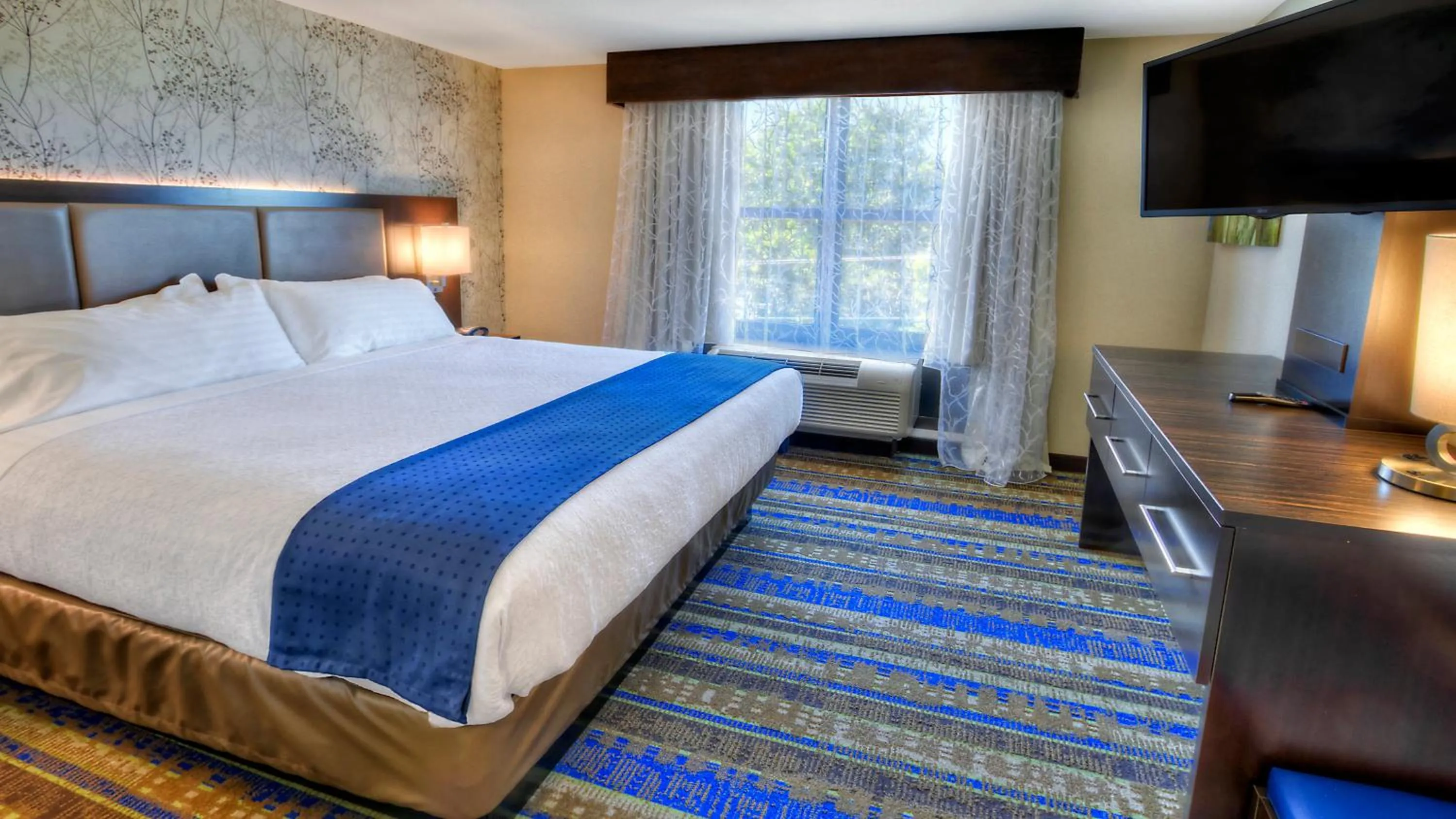Bedroom, Bed in Holiday Inn & Suites Tupelo North by IHG