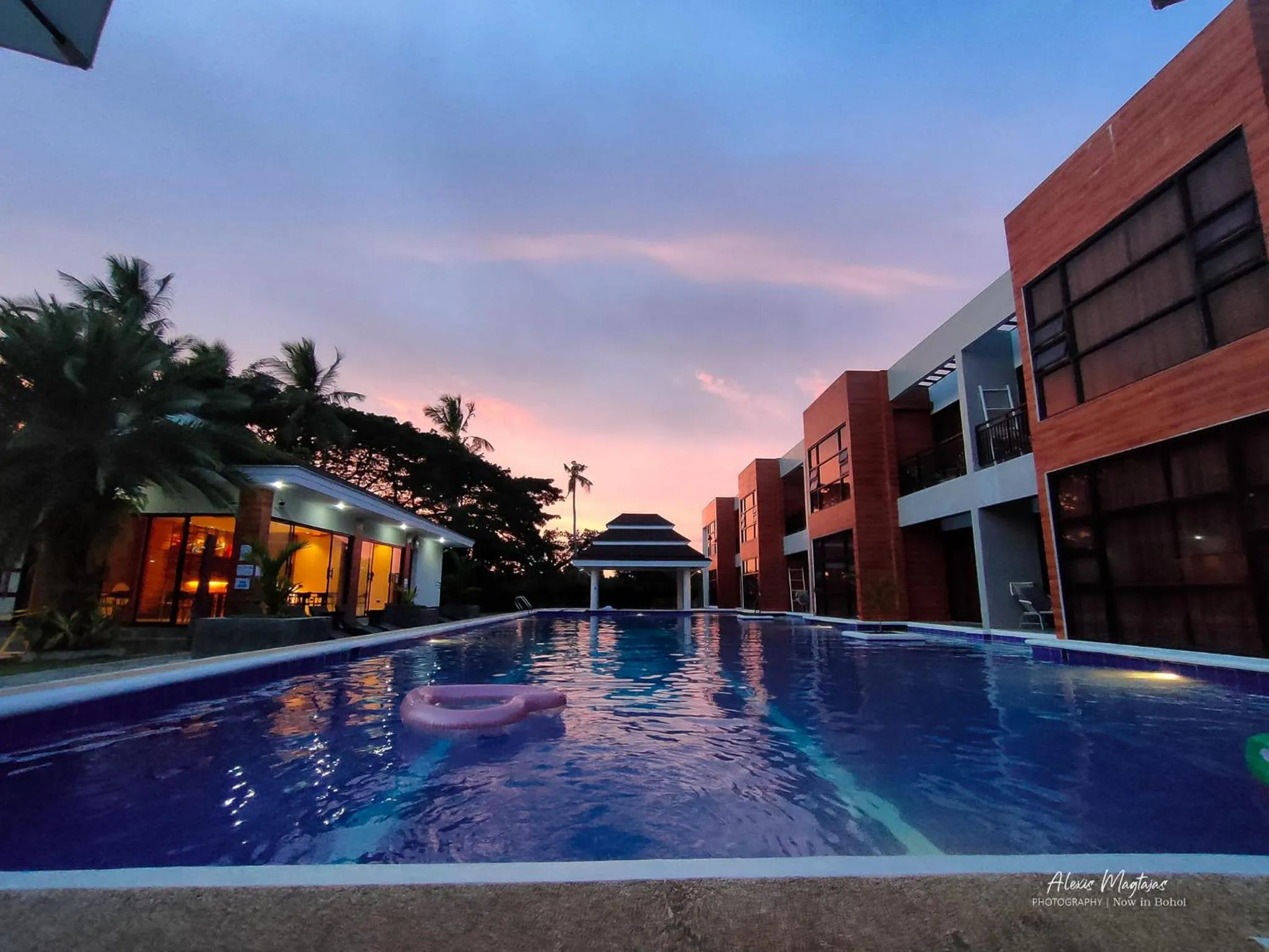 Swimming pool in Only Seed Resort 欧芮希度假酒店