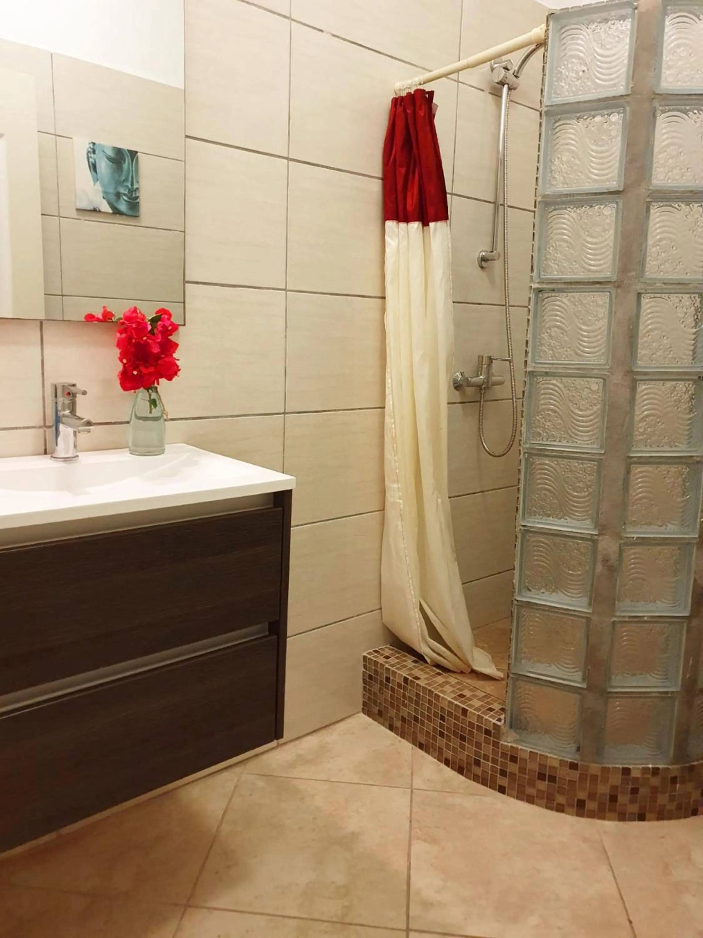 Shower in Hibiscus Beach House