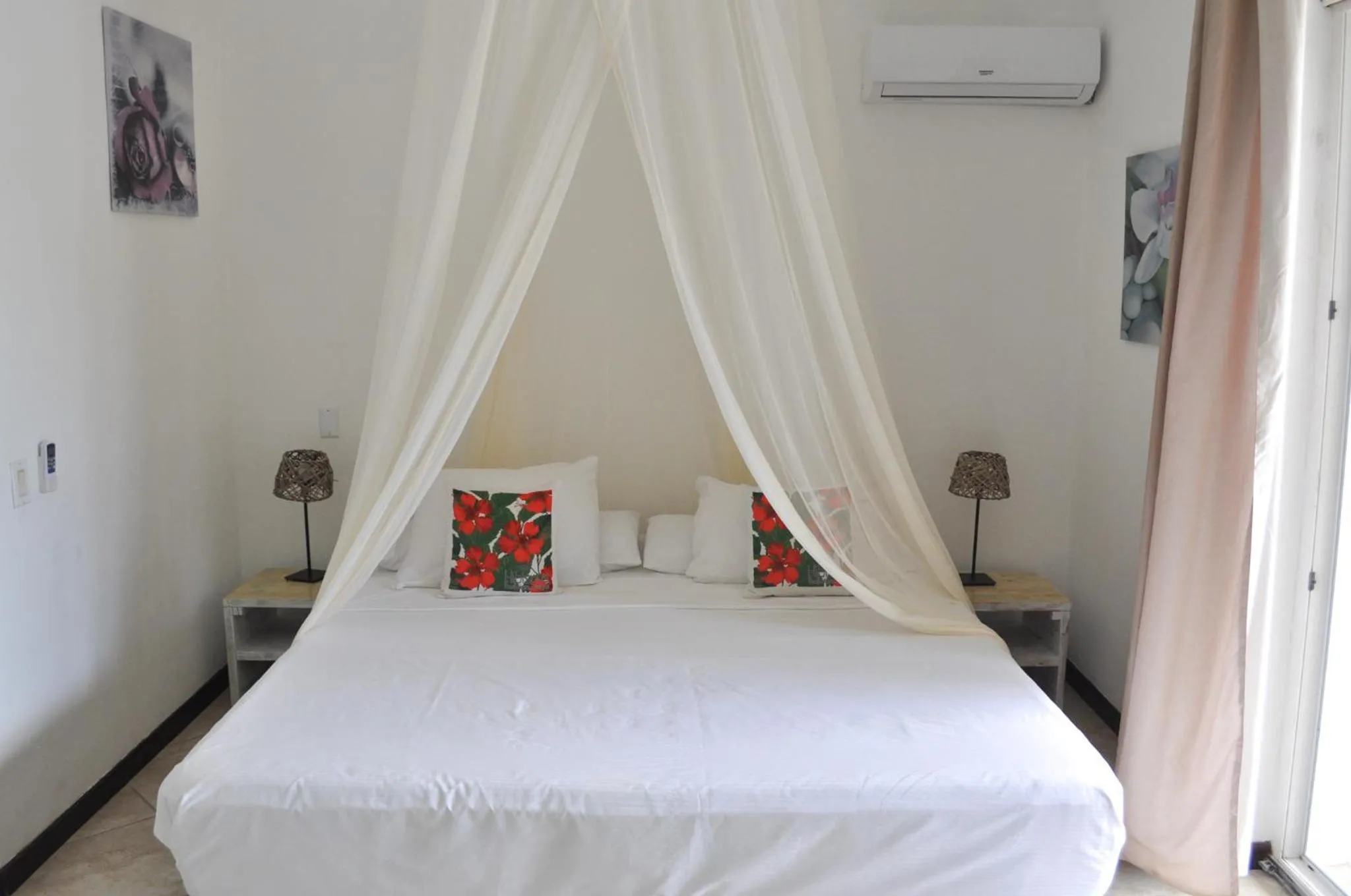 Bed in Hibiscus Beach House