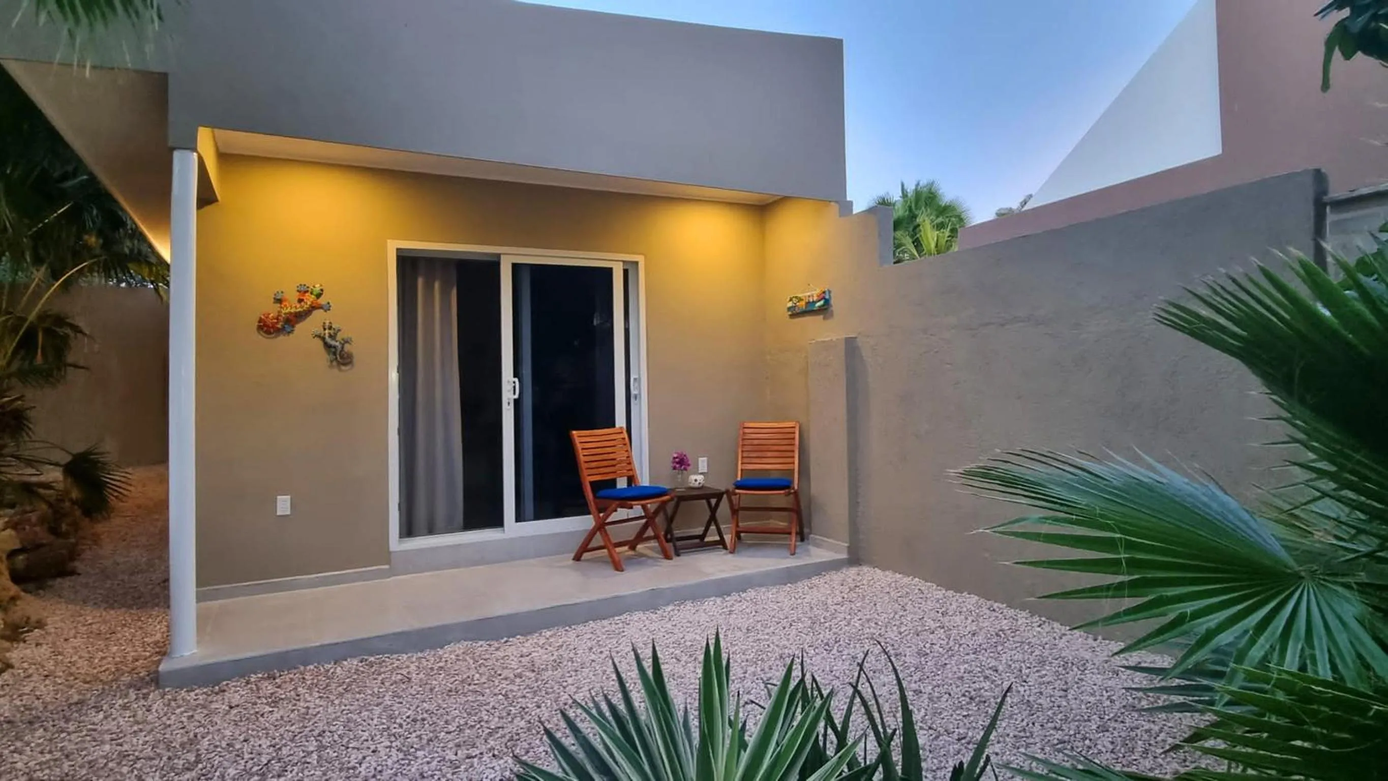 Facade/entrance in Hibiscus Beach House