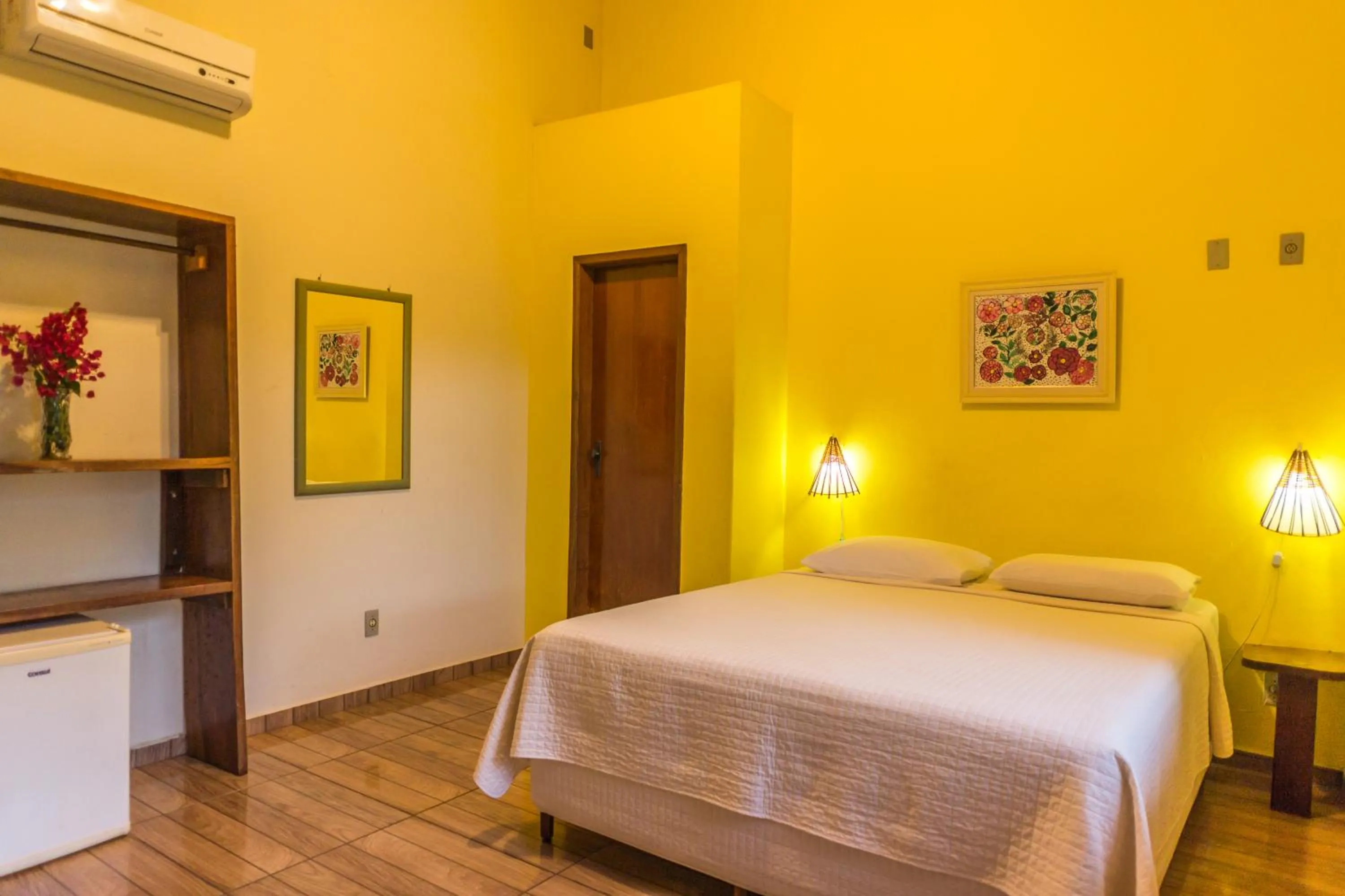 Photo of the whole room, Bed in Pousada Chão da Serra