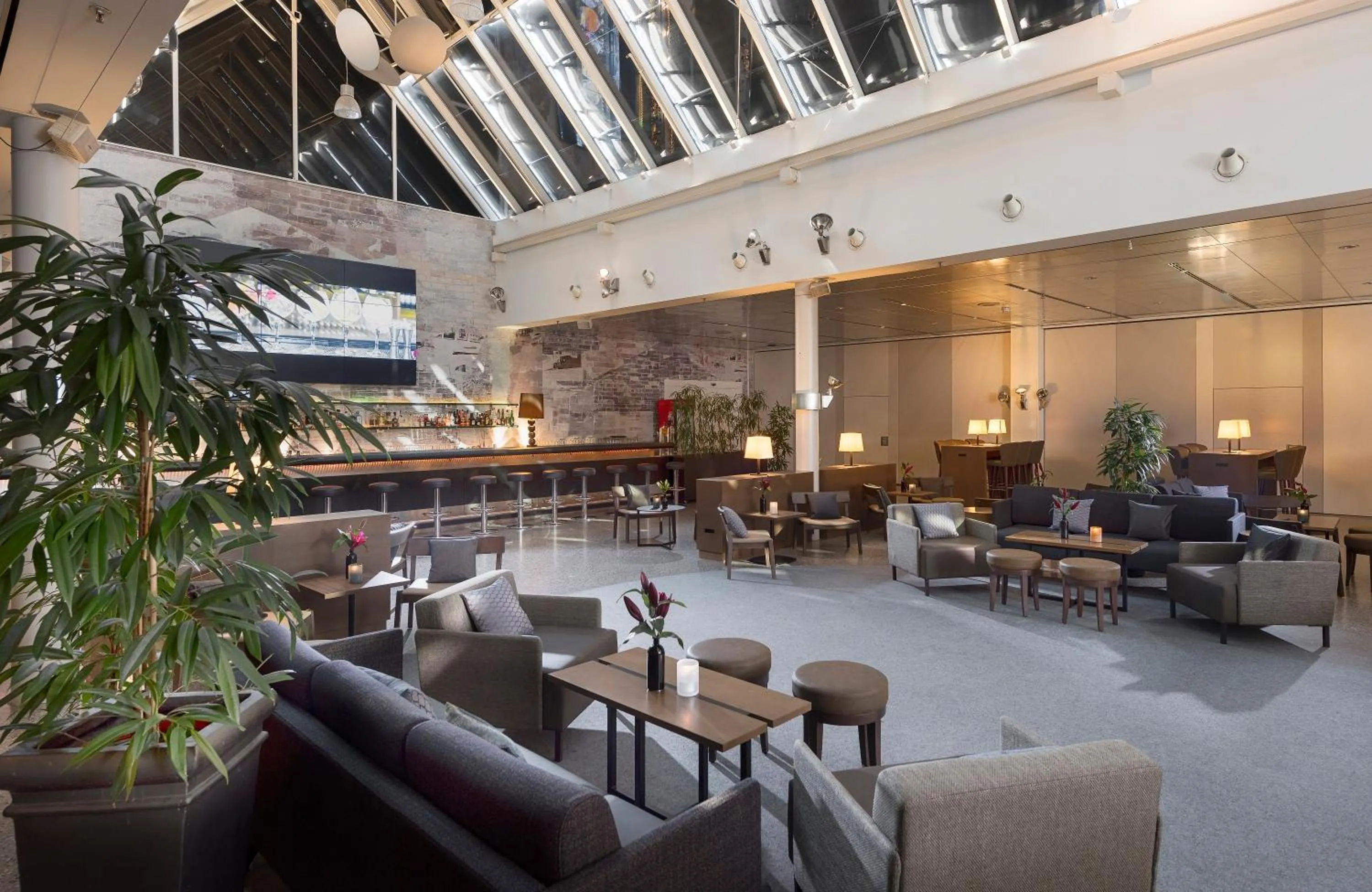 Lounge or bar in Holiday Inn Berlin City-West by IHG