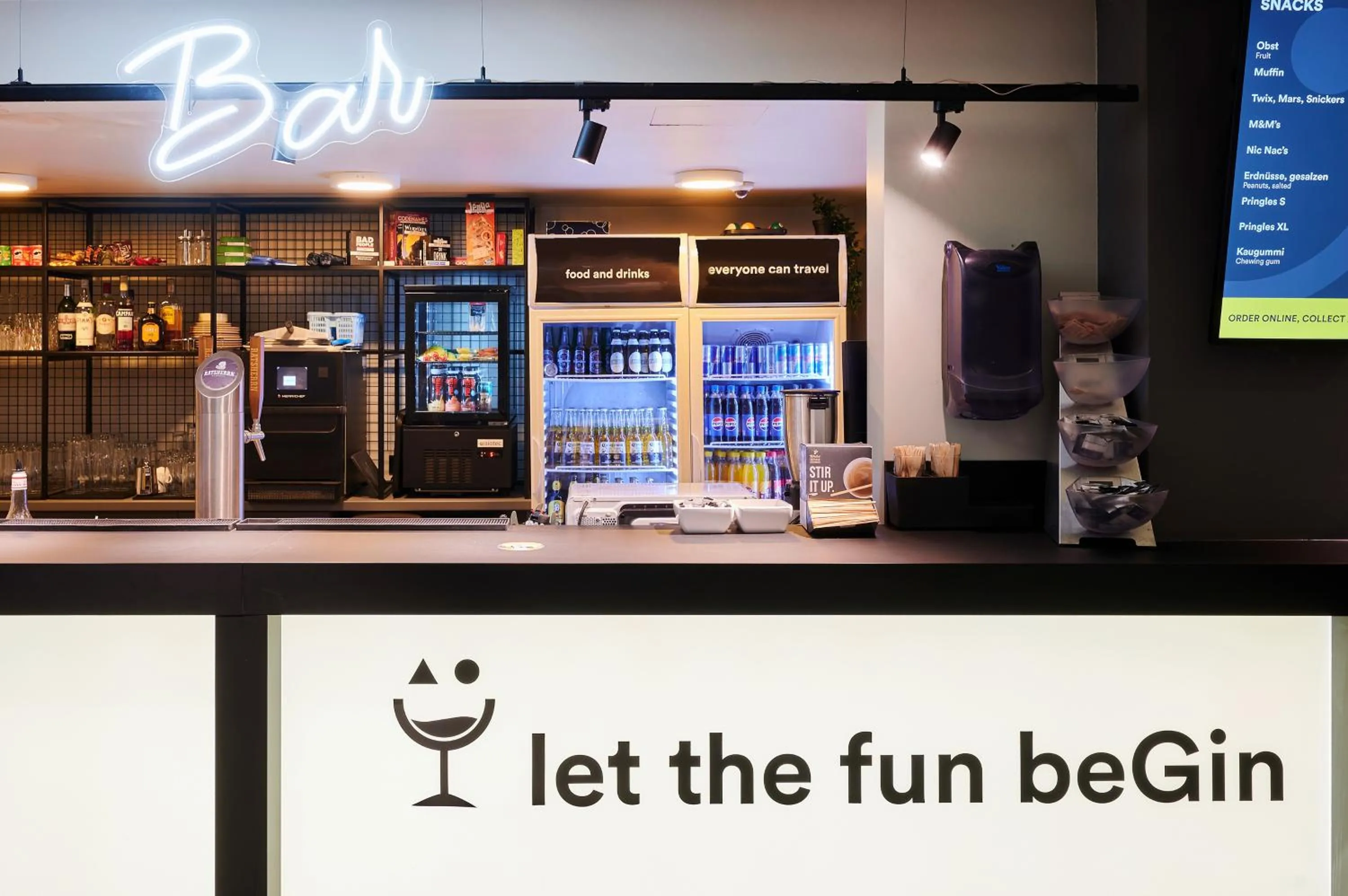 Lounge or bar in a&o Hamburg Reeperbahn