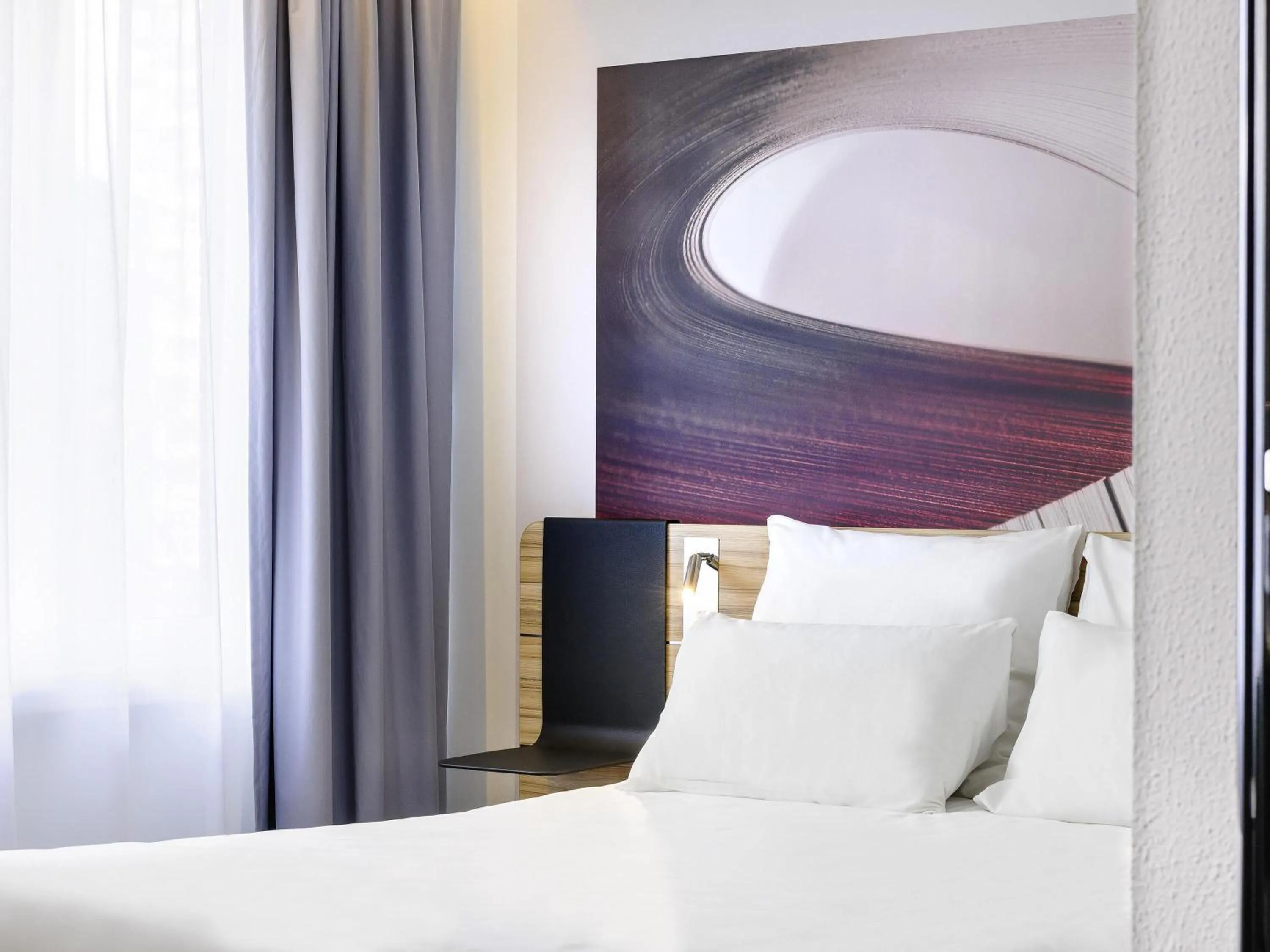 Bedroom, Bed in Novotel Köln City