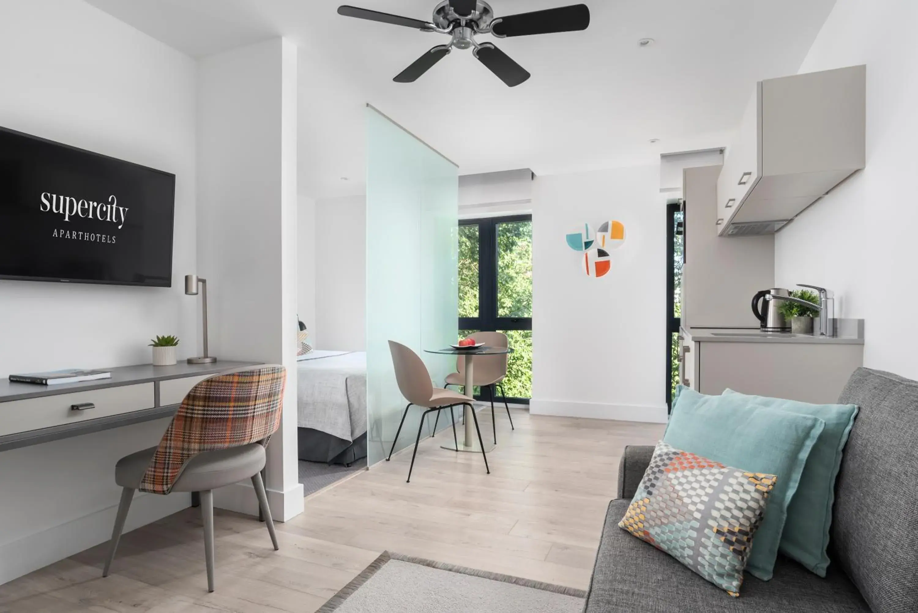 Living room, Bed in Q Square by Supercity Aparthotels Living room, Bed in Q Square by Supercity Aparthotels