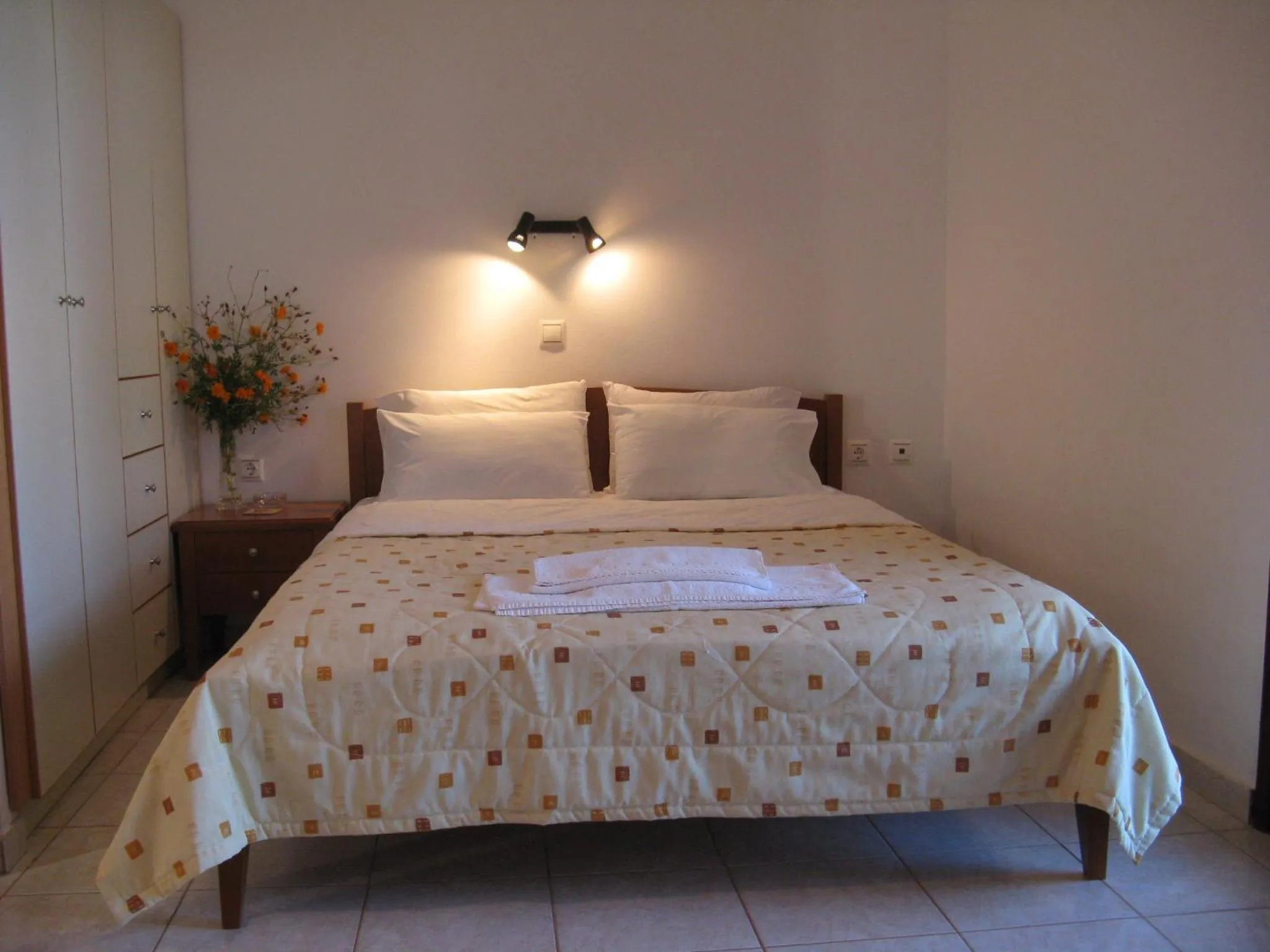 Shower, Bed in Kato Zakros Palace Apartments