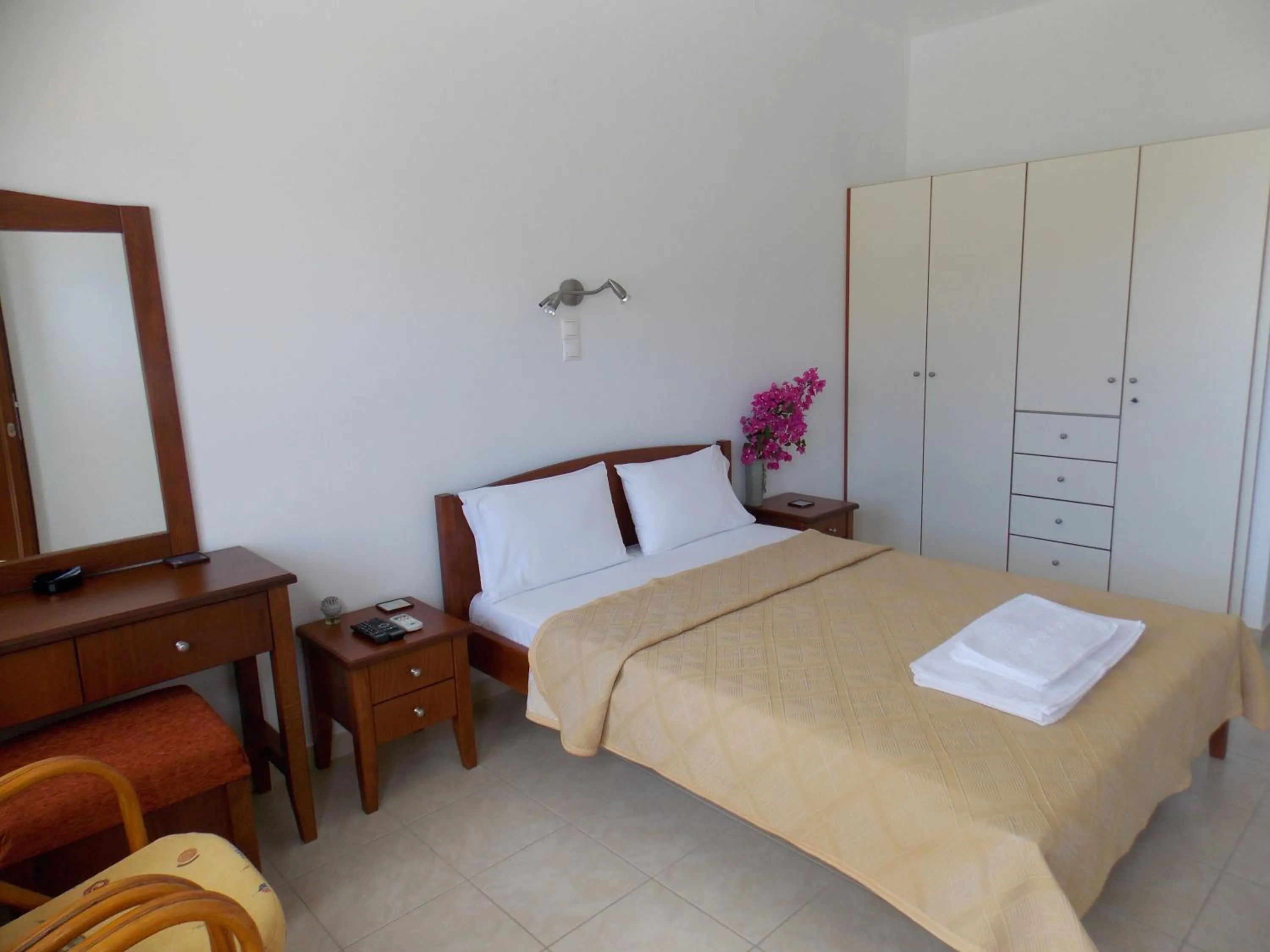 Shower, Bed in Kato Zakros Palace Apartments