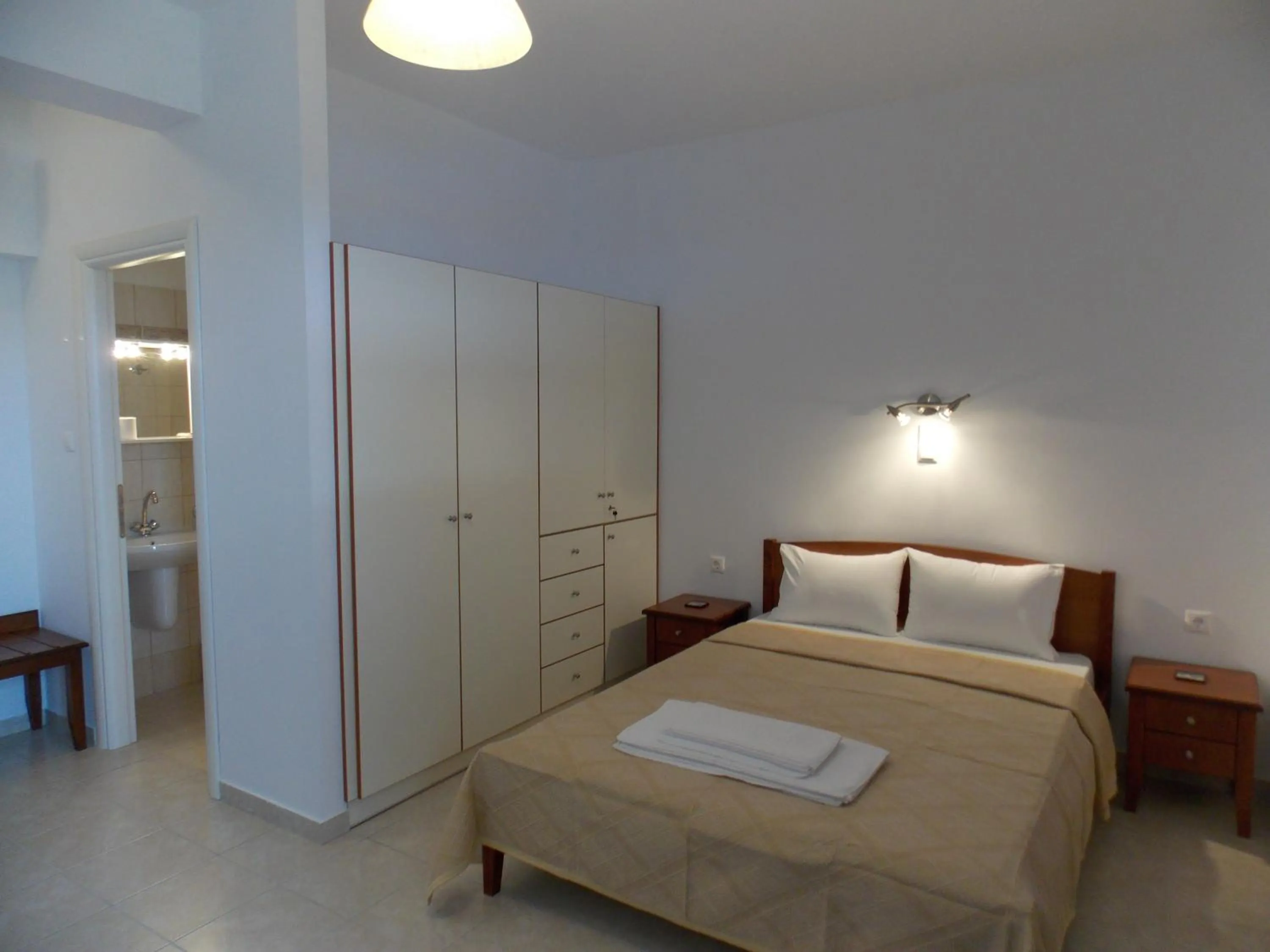 Shower, Bed in Kato Zakros Palace Apartments