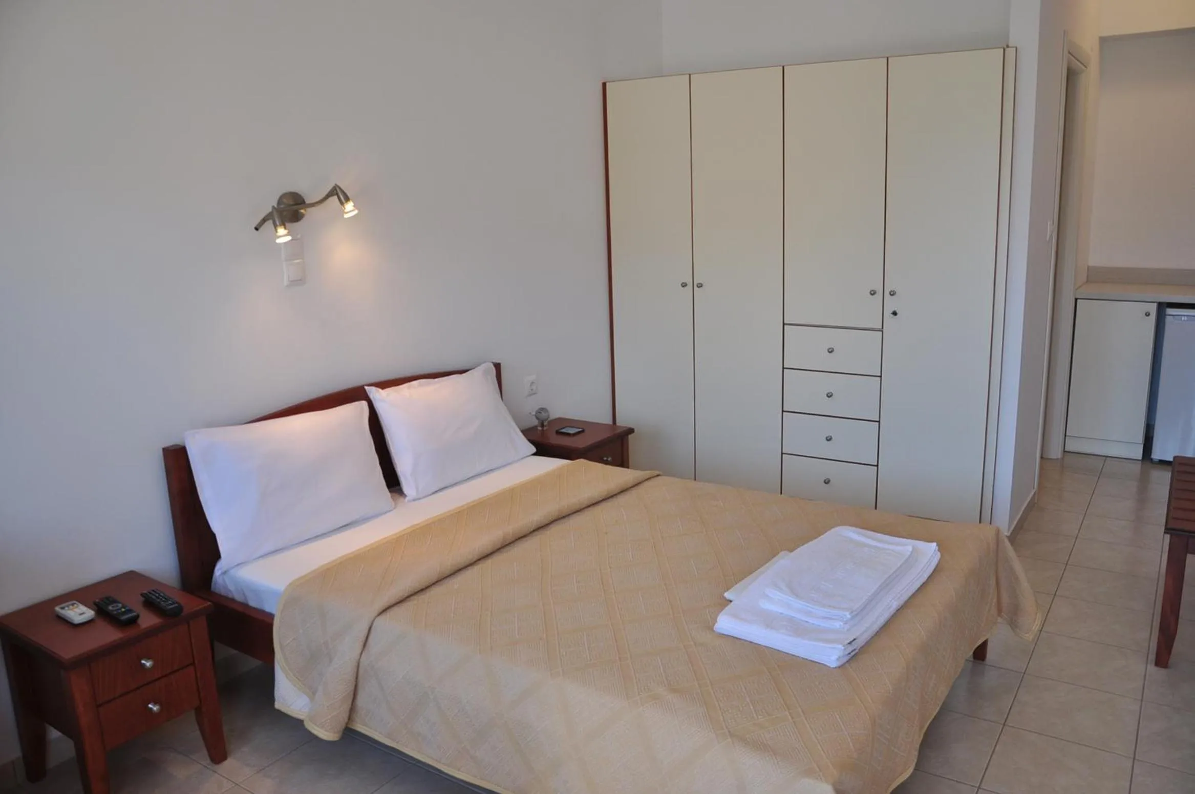 Shower, Bed in Kato Zakros Palace Apartments