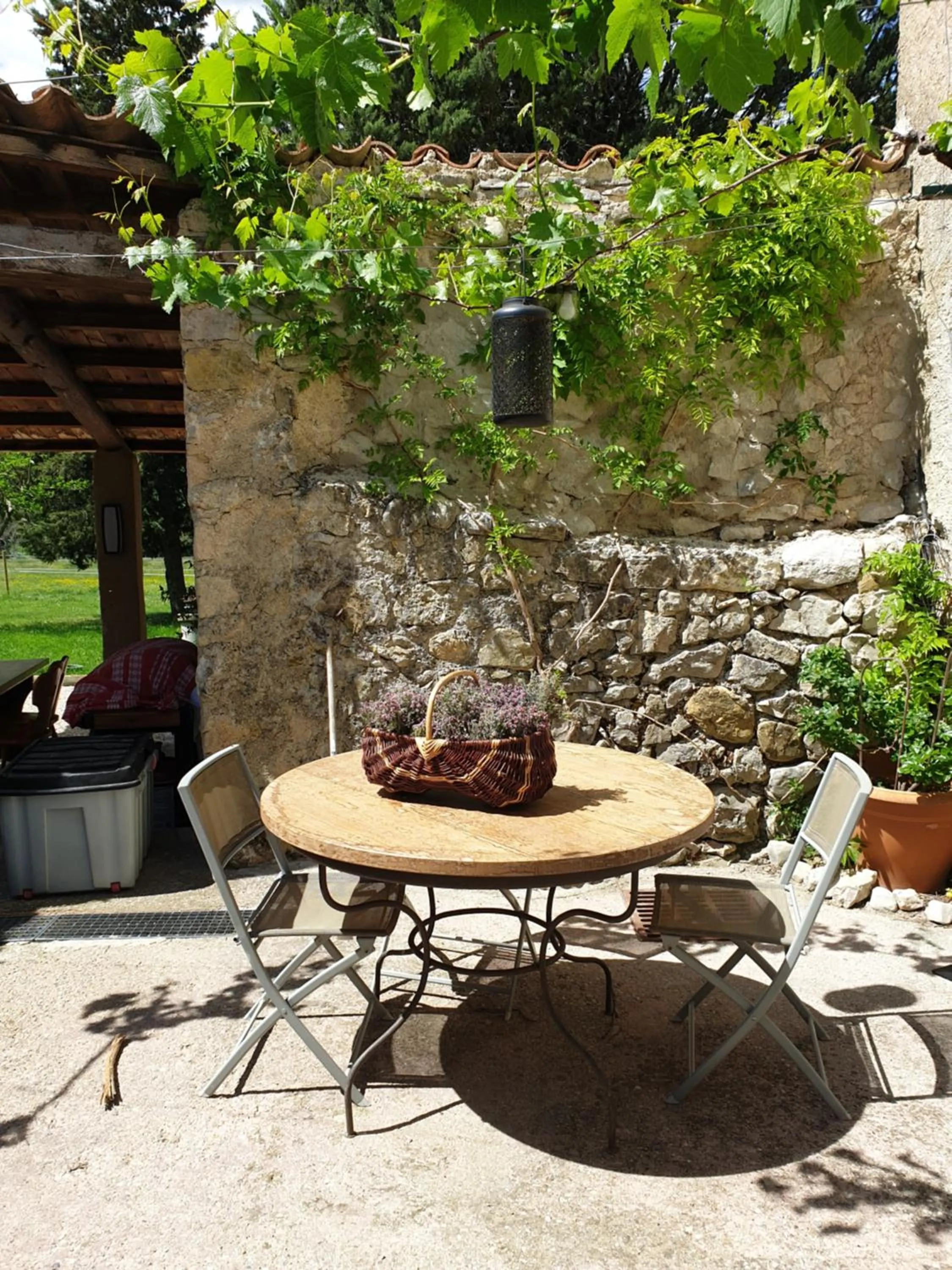 Inner courtyard view in Mas de Reilhanette