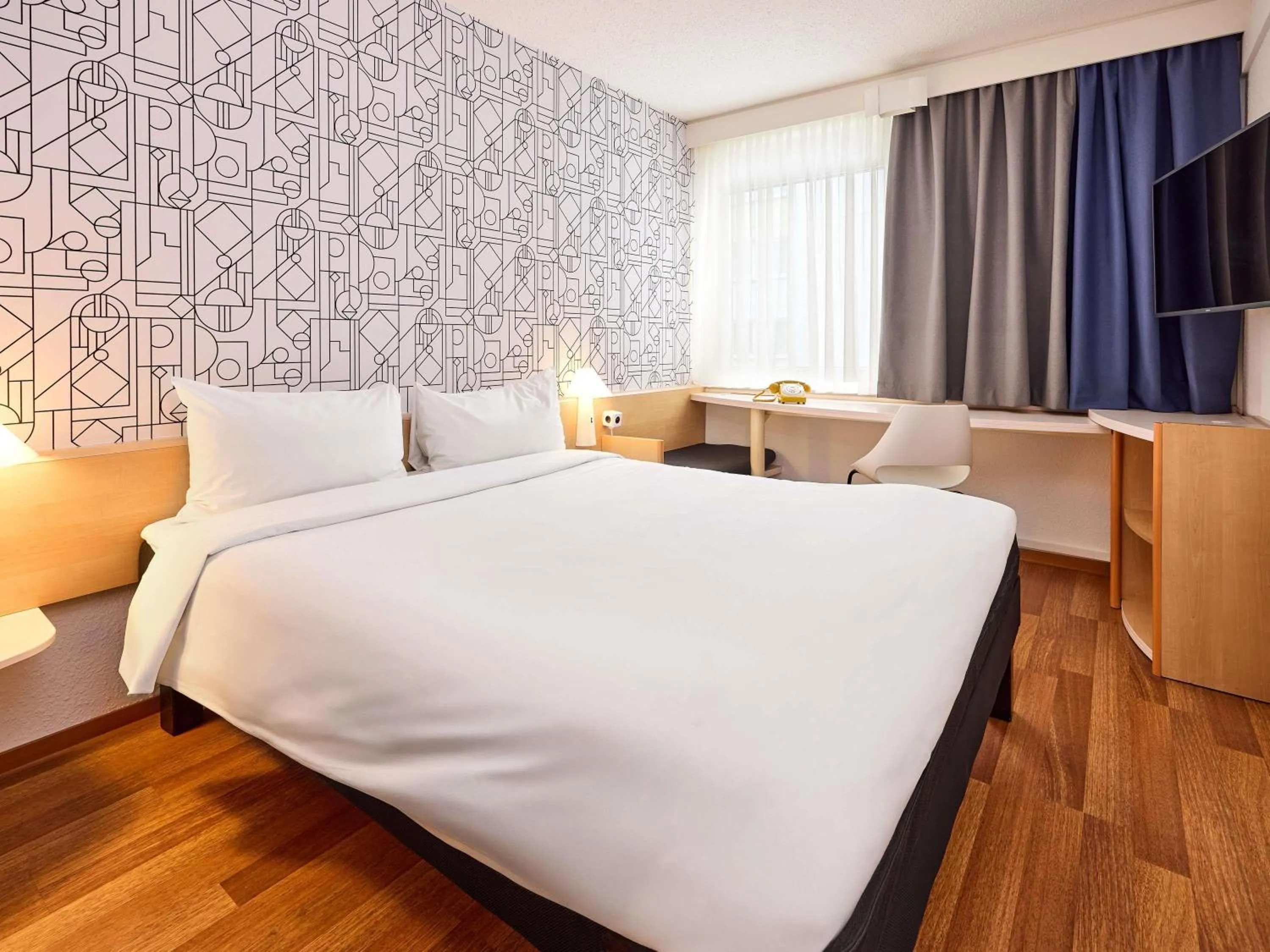Bedroom, Bed in ibis Hotel Düsseldorf Hauptbahnhof