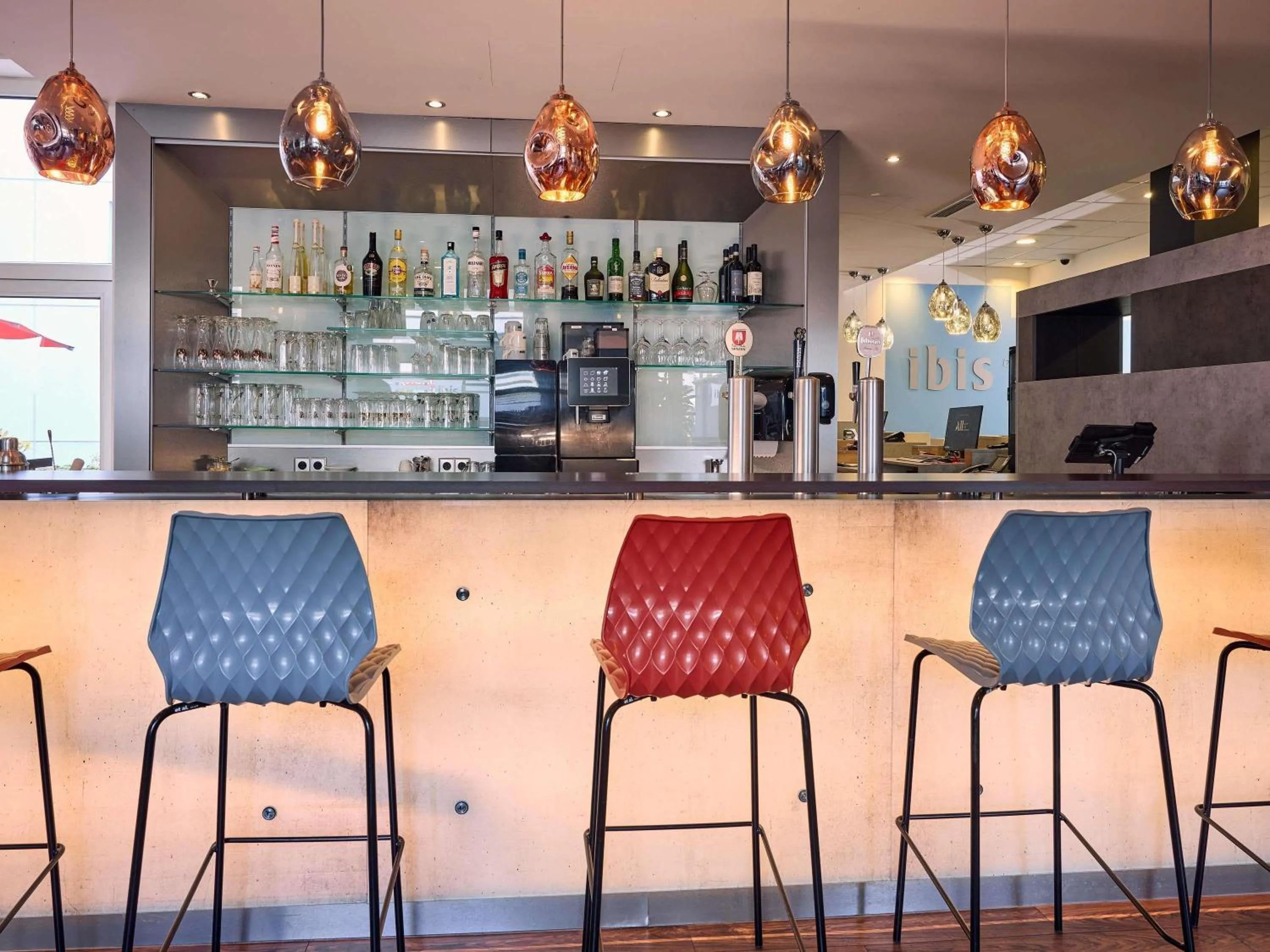 Lounge or bar in ibis Hotel Düsseldorf Hauptbahnhof