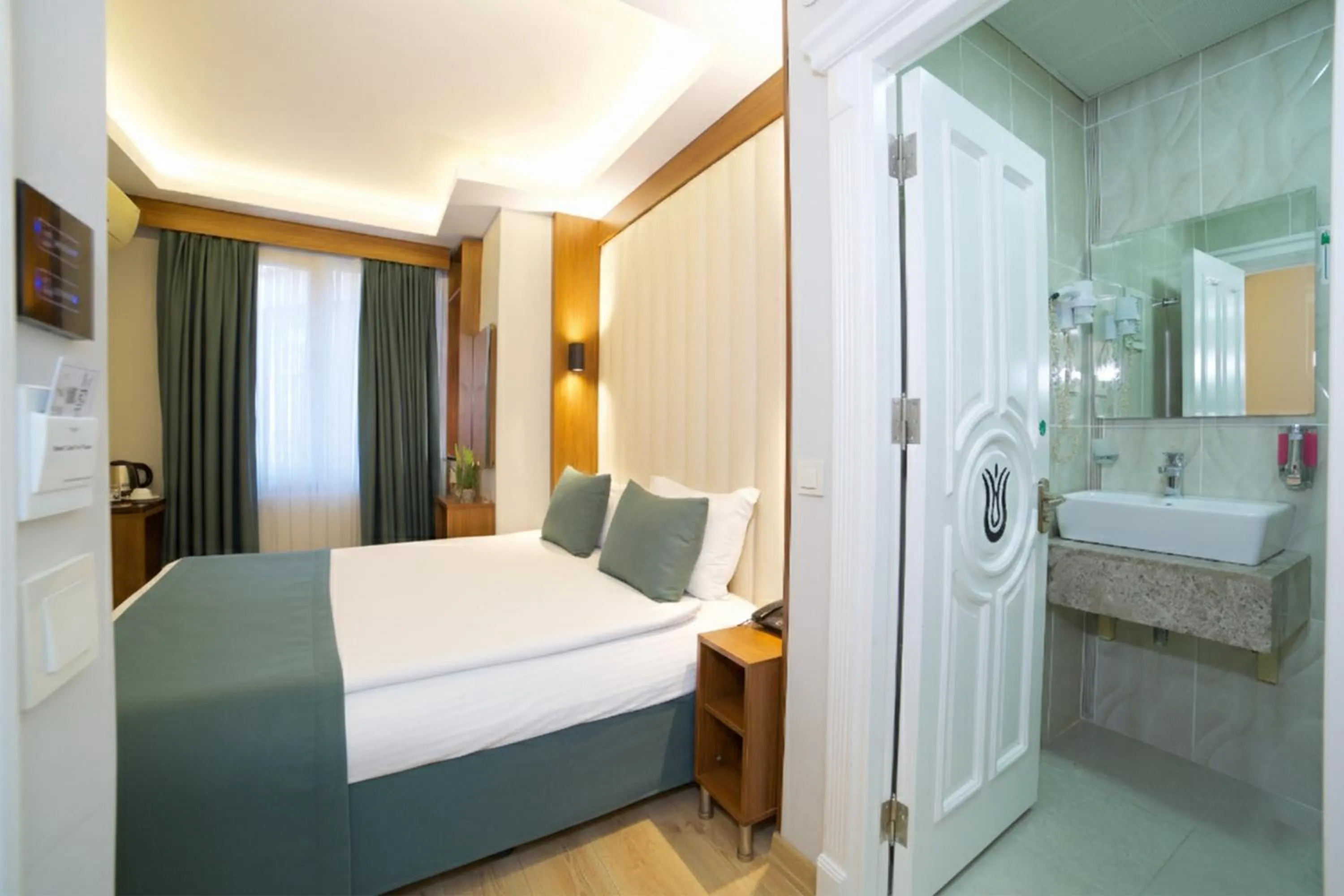 Photo of the whole room, Bed in Hotel Black Tulip