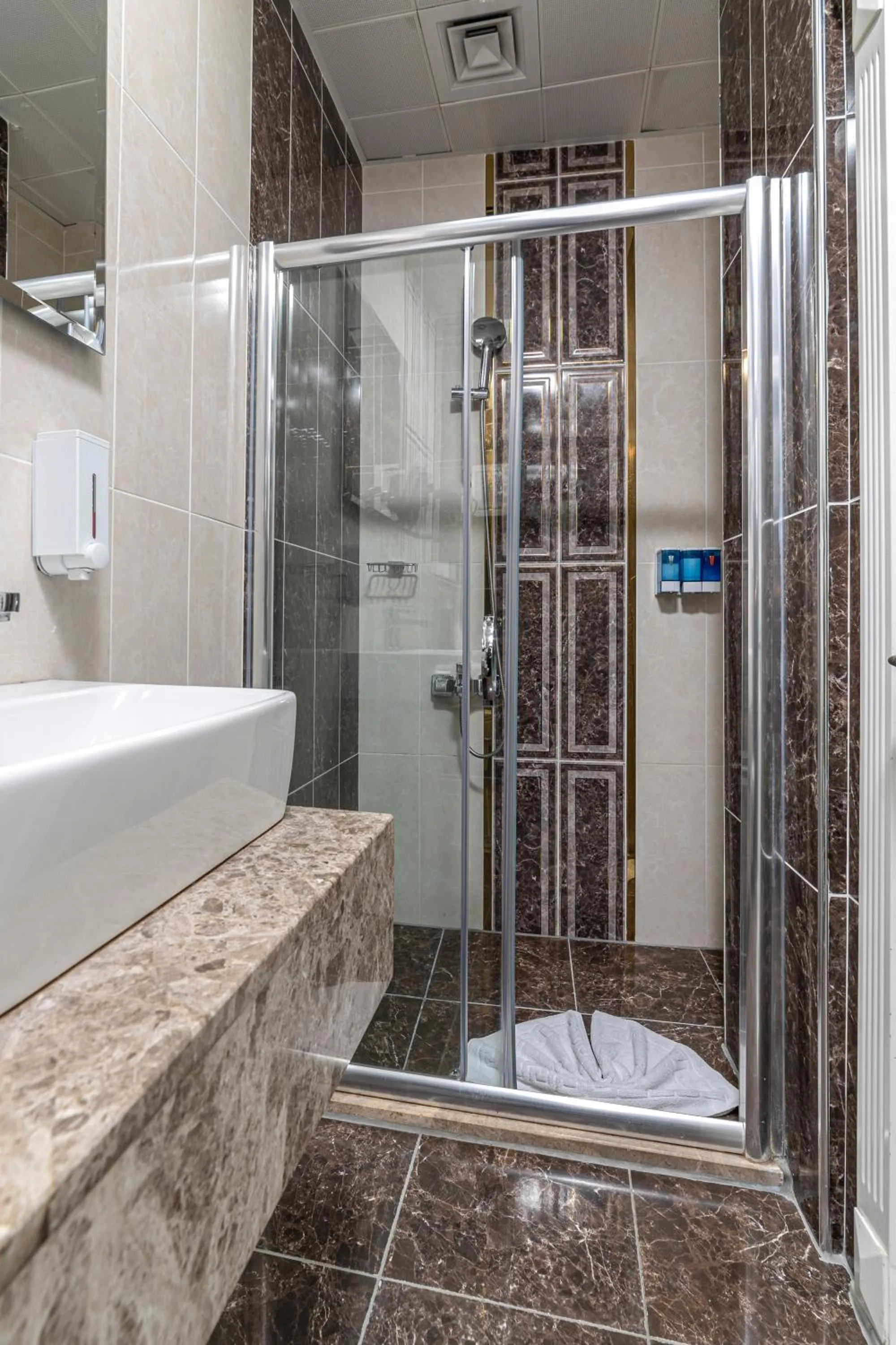 Bathroom in Hotel Black Tulip