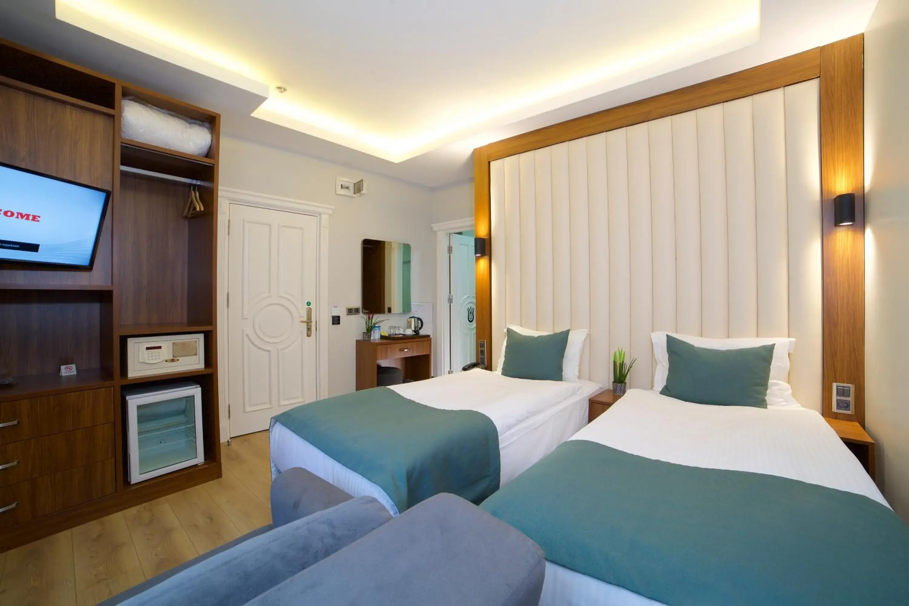 Family Connecting Room for 5 Pax in Hotel Black Tulip Family Connecting Room for 5 Pax in Hotel Black Tulip