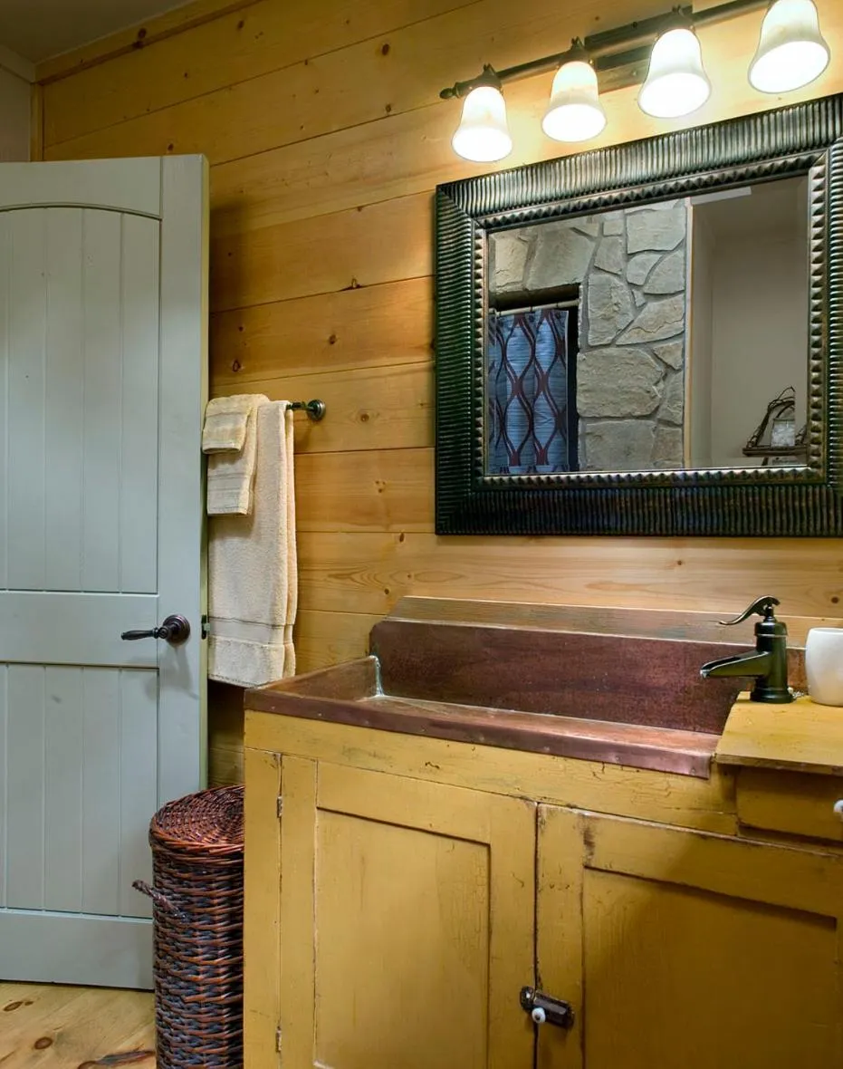 Bathroom in Lake Rabun Hotel