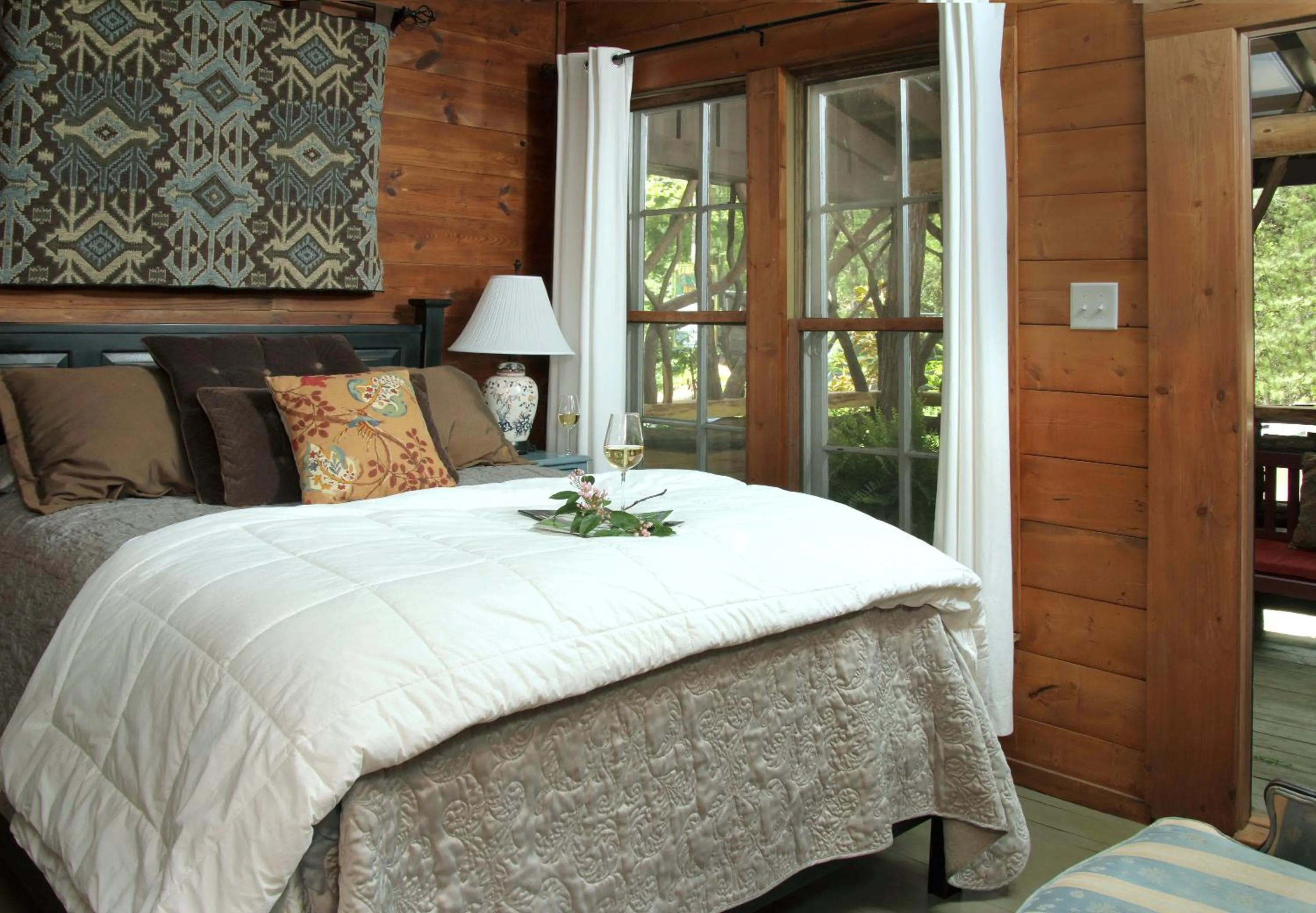 Bedroom, Bed in Lake Rabun Hotel