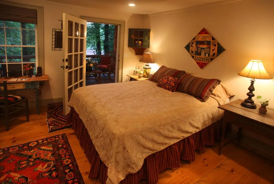 Bedroom, Bed in Lake Rabun Hotel