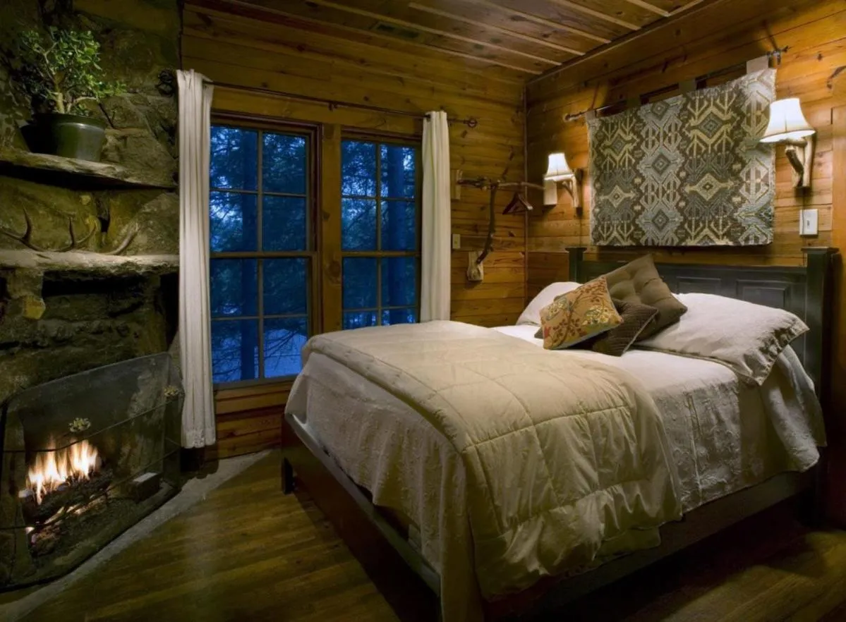 Bedroom, Bed in Lake Rabun Hotel