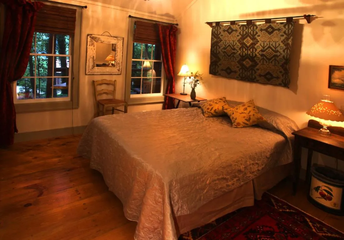 Bedroom, Bed in Lake Rabun Hotel