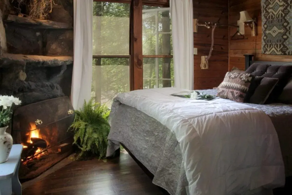 Queen Room in Lake Rabun Hotel Queen Room in Lake Rabun Hotel