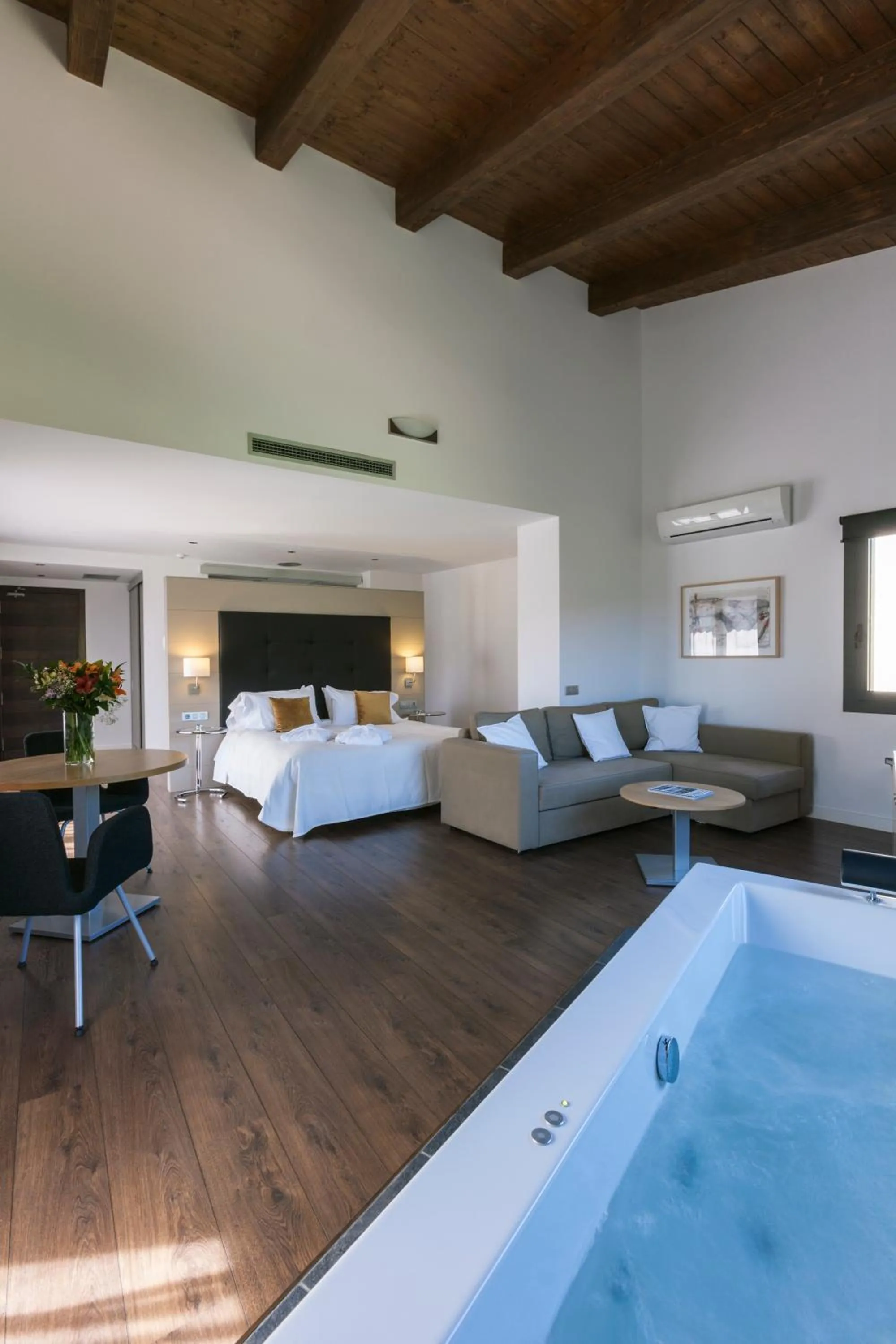 Photo of the whole room, Bed in Bonansa Country Hotel