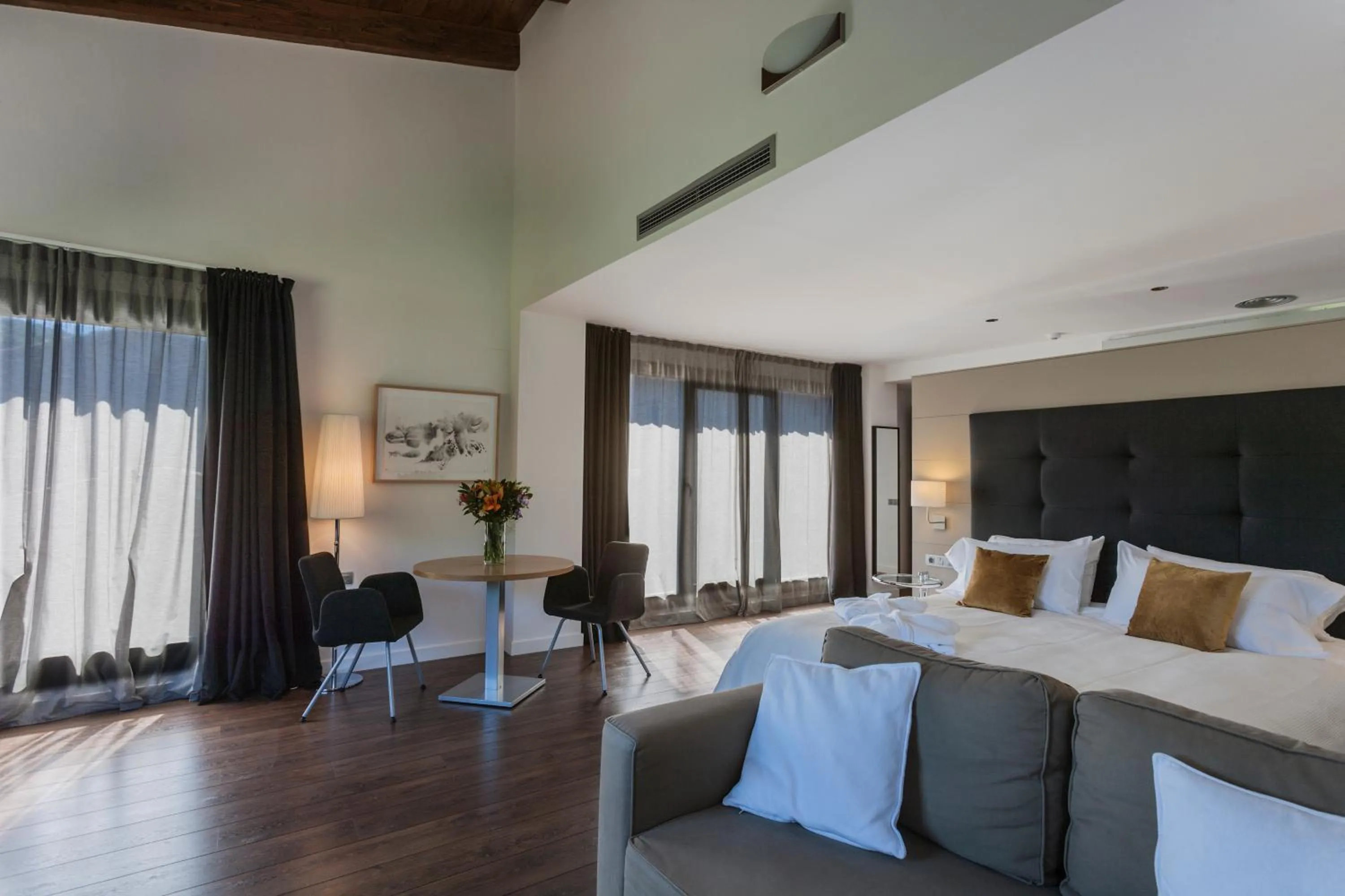 Photo of the whole room, Bed in Bonansa Country Hotel