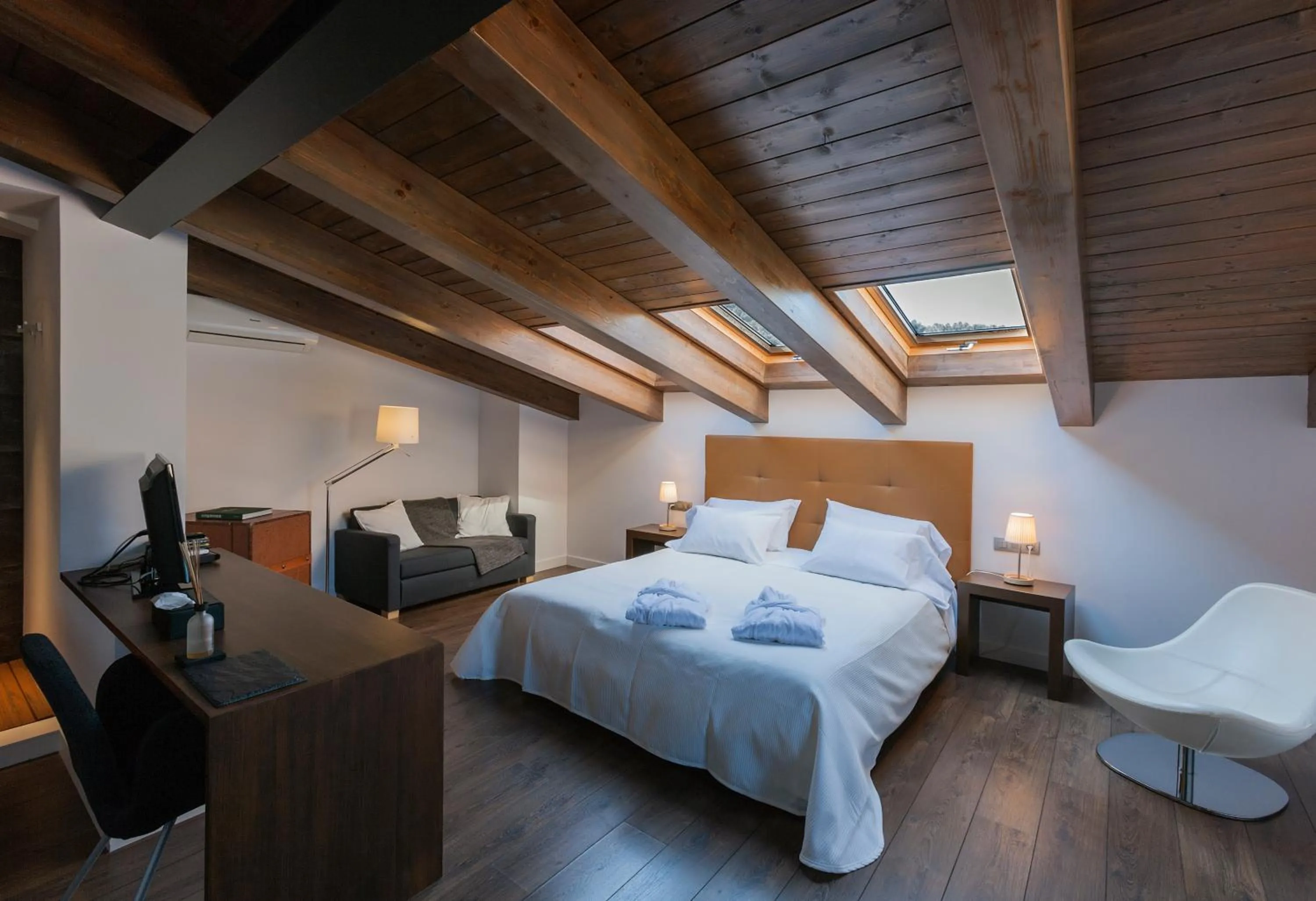 Photo of the whole room, Bed in Bonansa Country Hotel