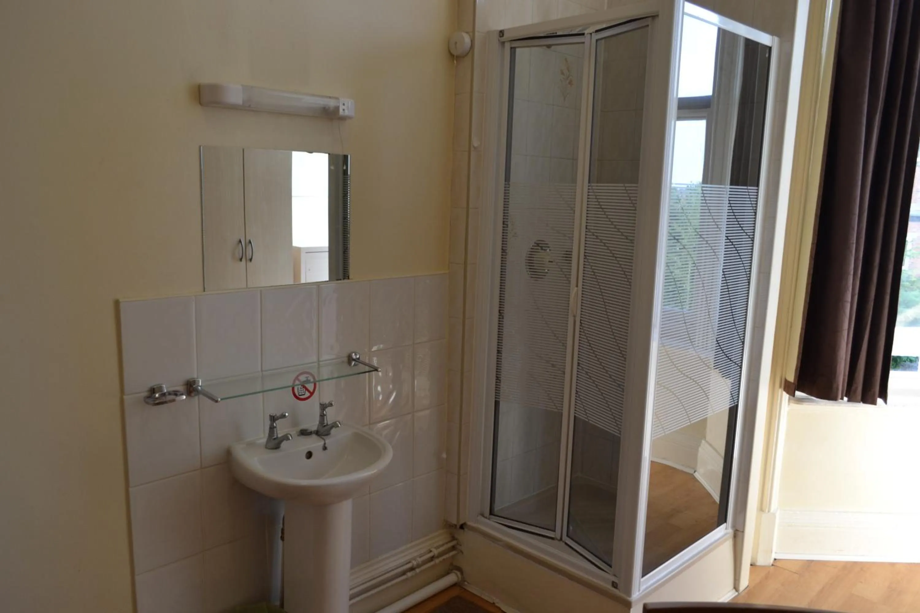 Shower in Croft Hotel