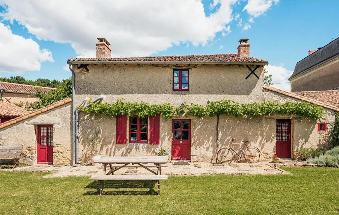 Property building in La Jariette