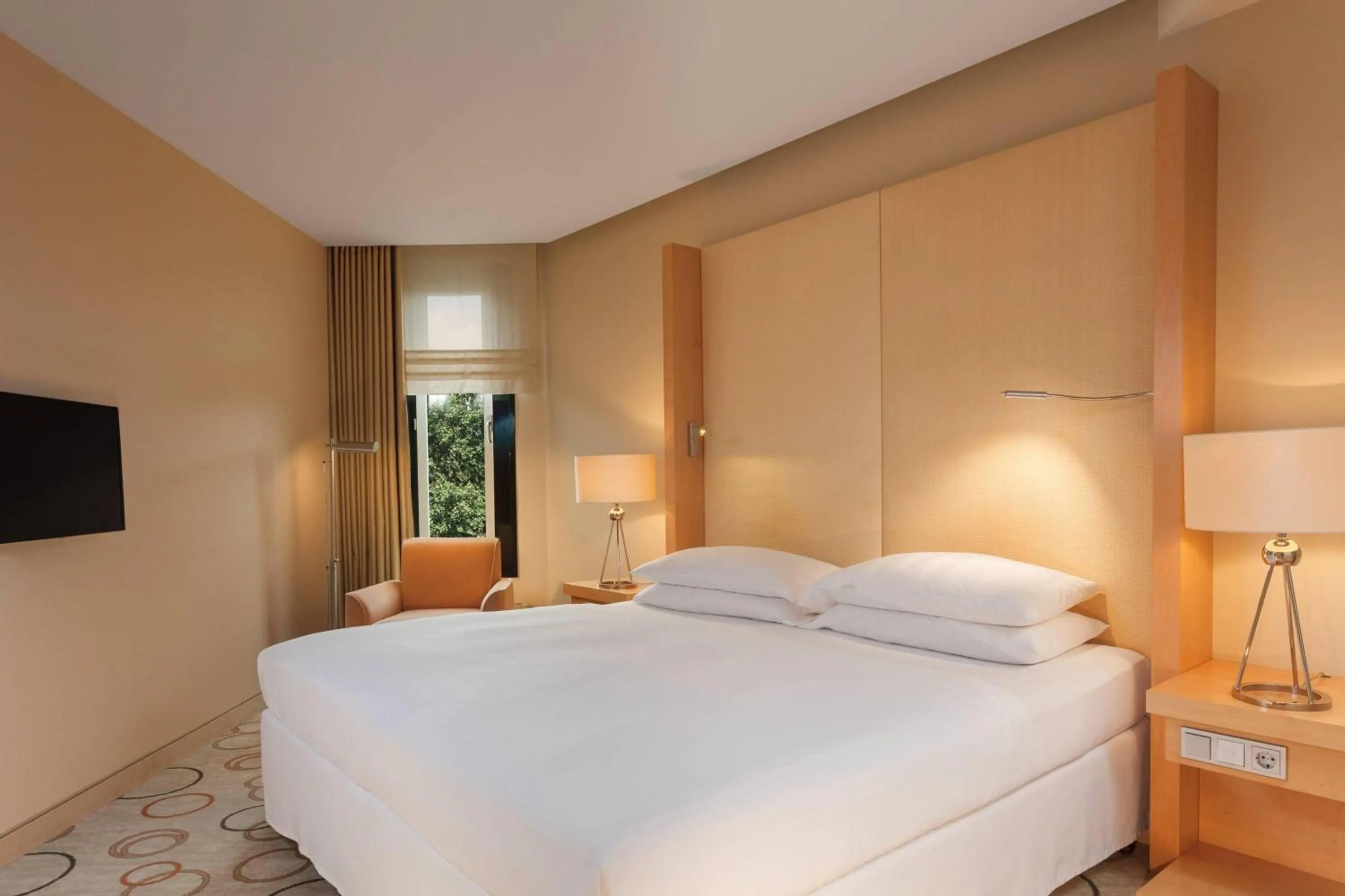 Photo of the whole room, Bed in Sheraton Berlin Grand Hotel Esplanade