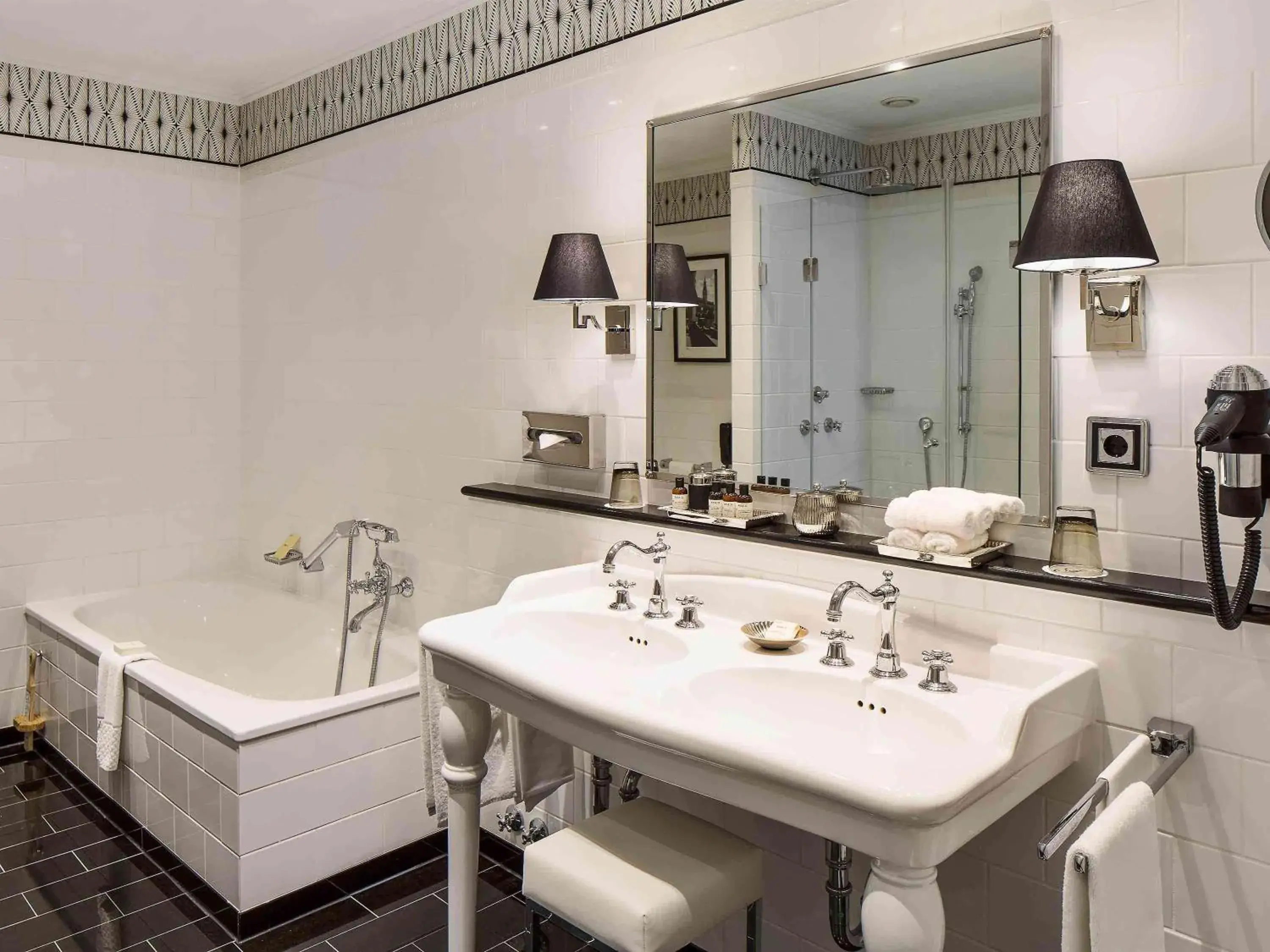 Junior Suite with Garden View in Fairmont Hotel Vier Jahreszeiten Junior Suite with Garden View in Fairmont Hotel Vier Jahreszeiten