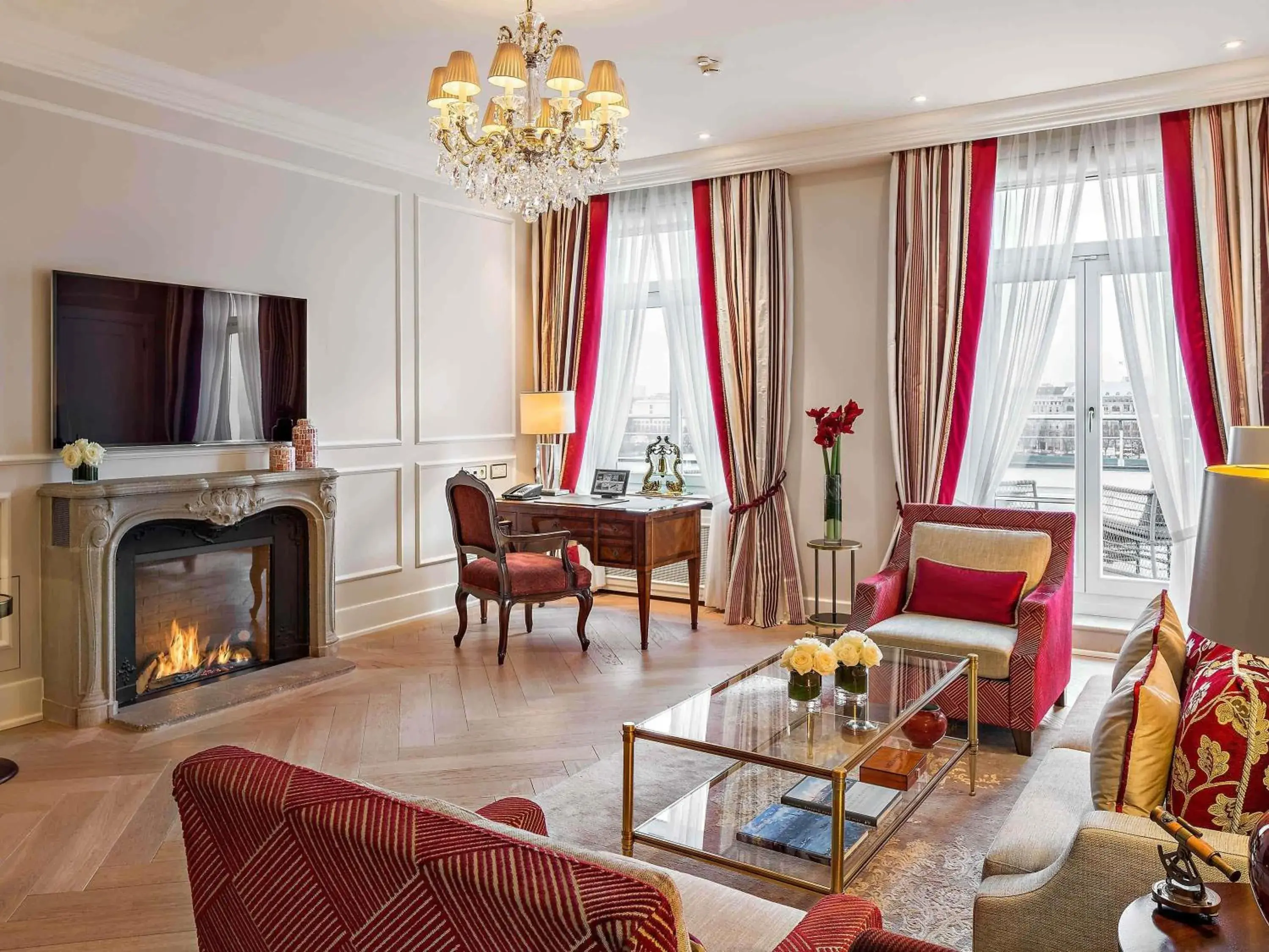 Bedroom in Fairmont Hotel Vier Jahreszeiten Bedroom in Fairmont Hotel Vier Jahreszeiten