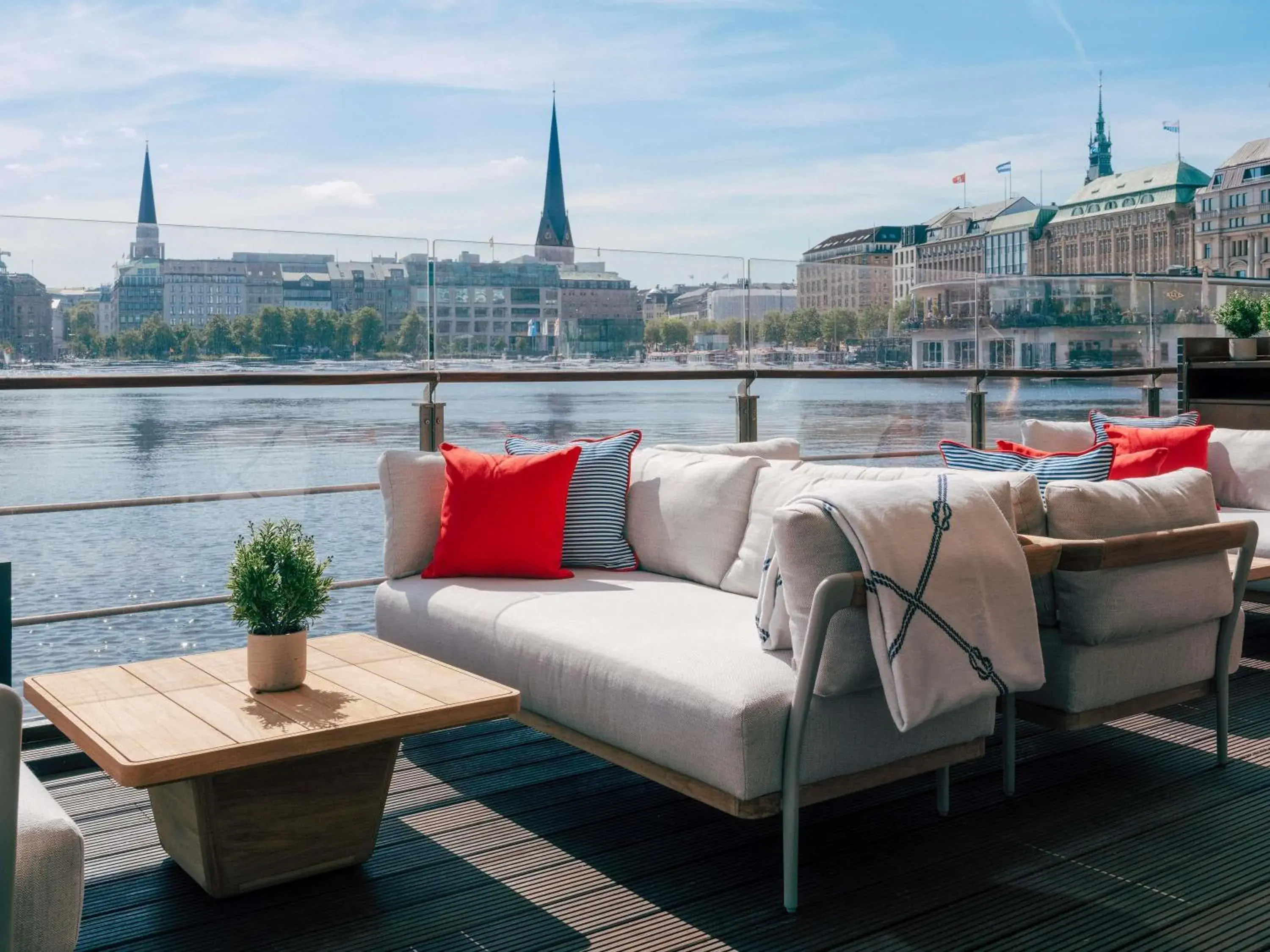 Restaurant/places to eat in Fairmont Hotel Vier Jahreszeiten Restaurant/places to eat in Fairmont Hotel Vier Jahreszeiten