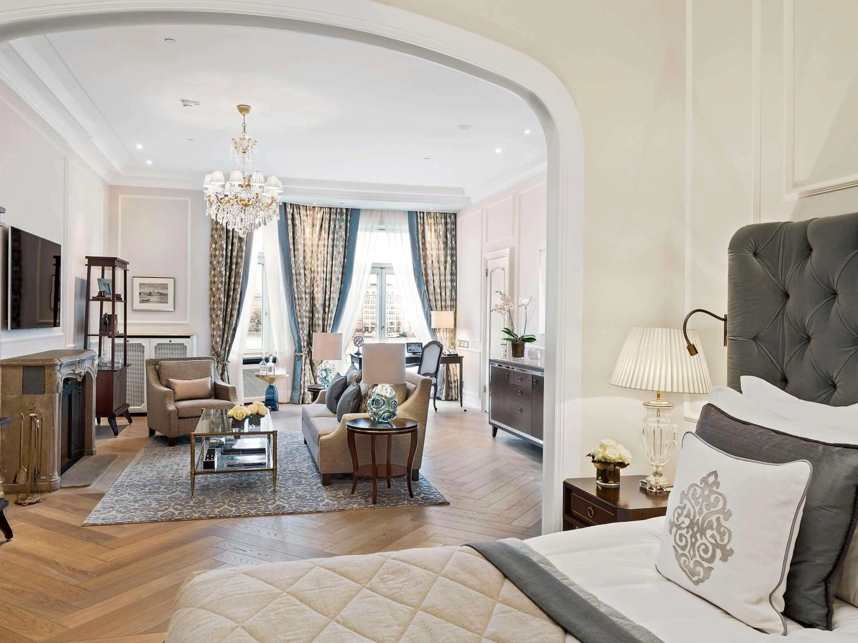 Bedroom, Bed in Fairmont Hotel Vier Jahreszeiten