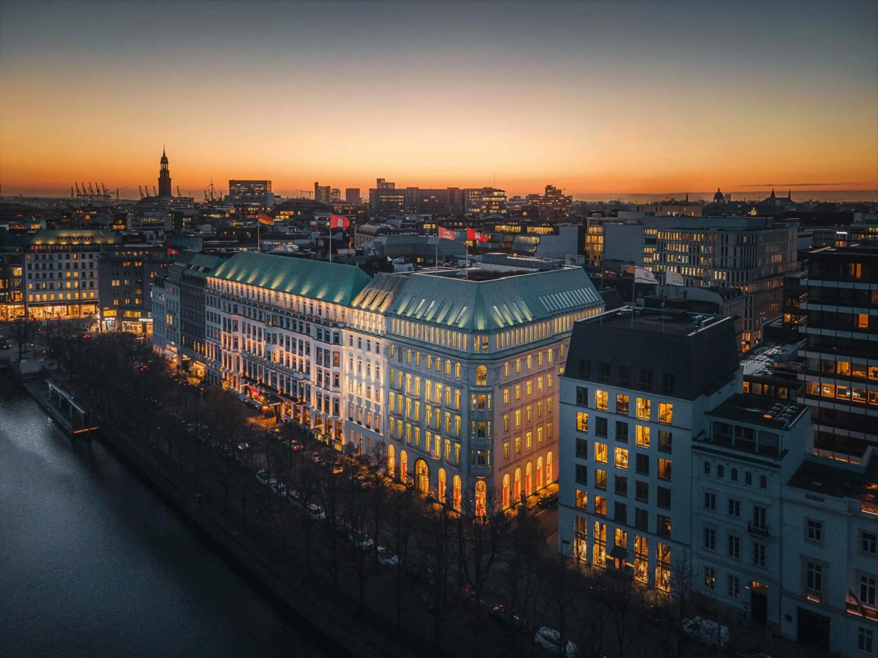 Property building in Fairmont Hotel Vier Jahreszeiten