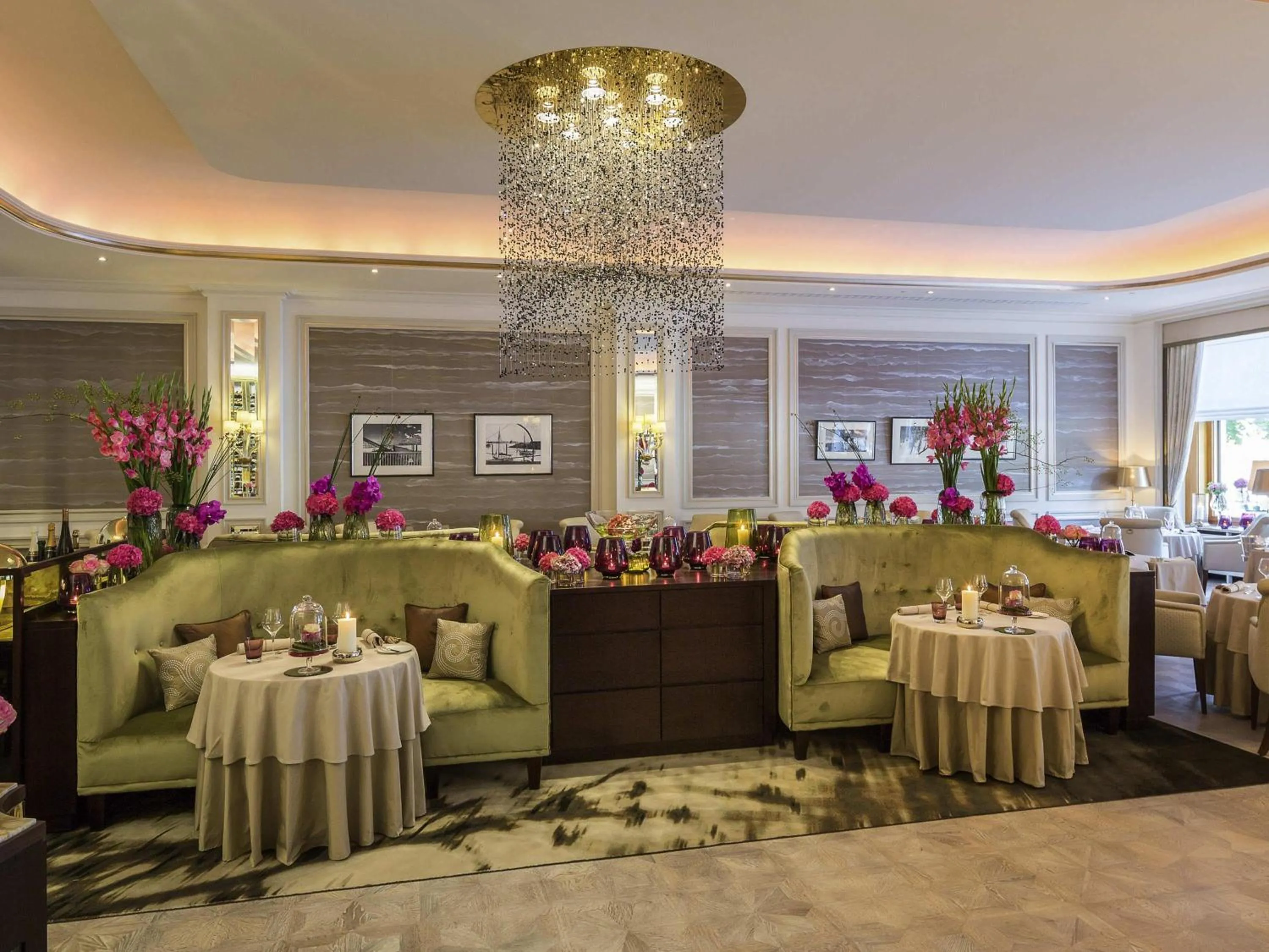 Restaurant/places to eat in Fairmont Hotel Vier Jahreszeiten